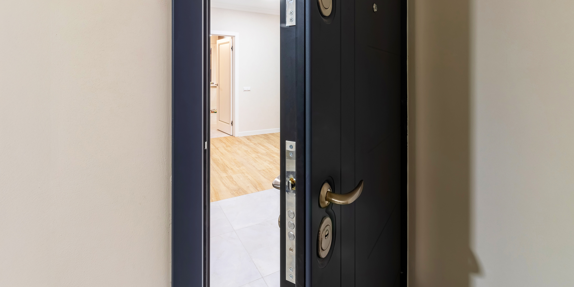 Une porte légèrement ouverte | Source : Shutterstock