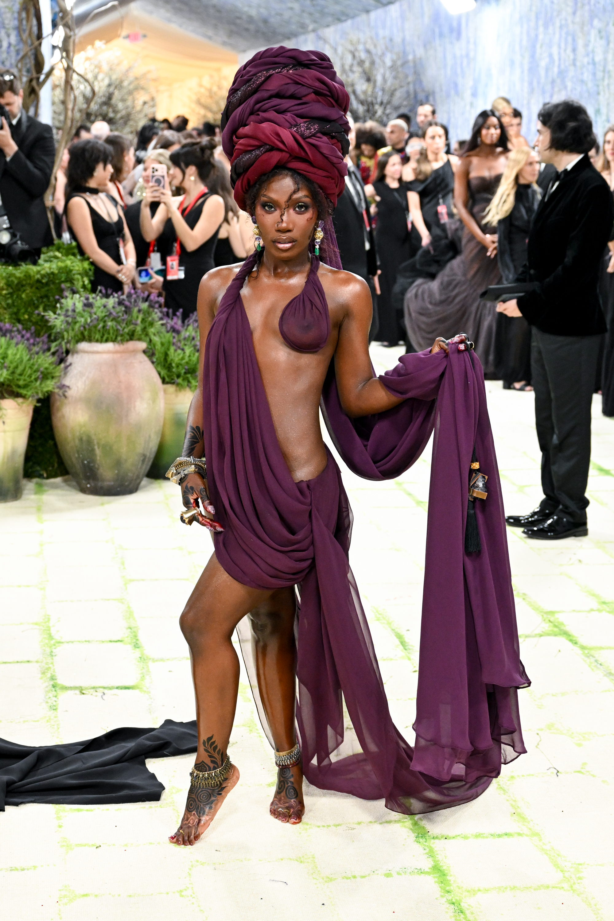 Doechii pose dans un look audacieux et expressif sur le tapis du Met Gala | Source : Getty Images