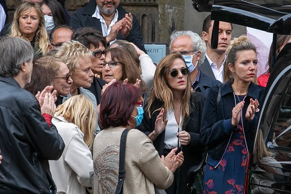Enora Malagre, Joelle Bercot, Muriel Robin, Anne Le Nen et Victoria Bedos assistent aux funérailles de Guy Bedos à l'Eglise. | Photo : Getty Images.