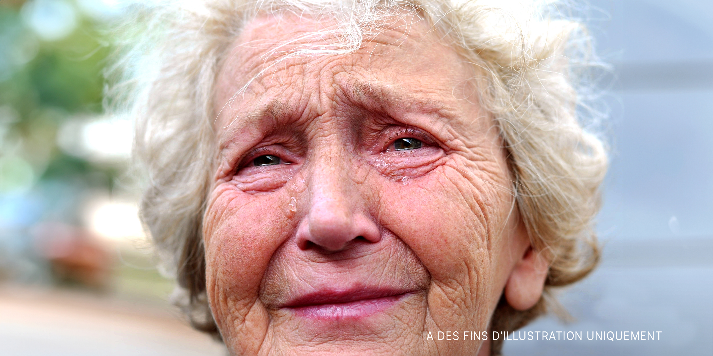 Une femme âgée qui pleure | Source : Shutterstock
