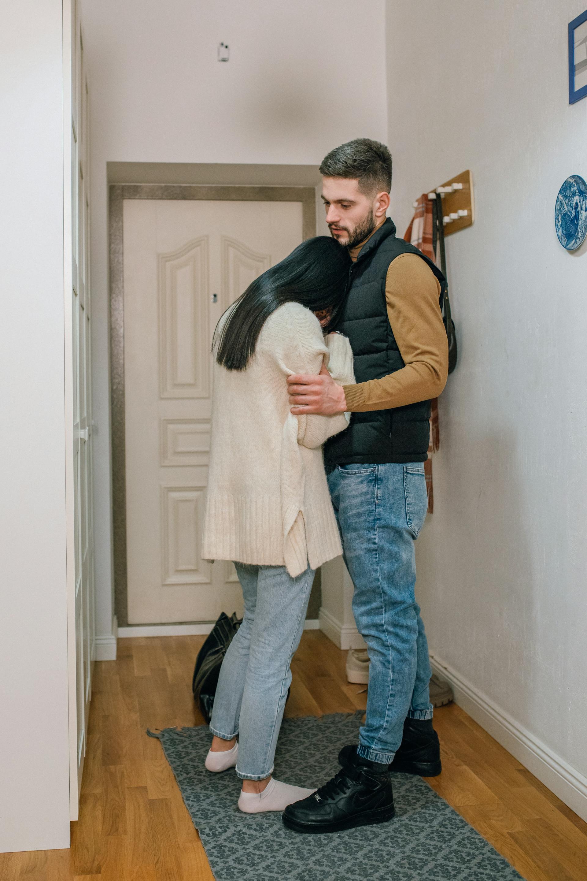 Un homme réconforte une femme en pleurs | Source : Pexels