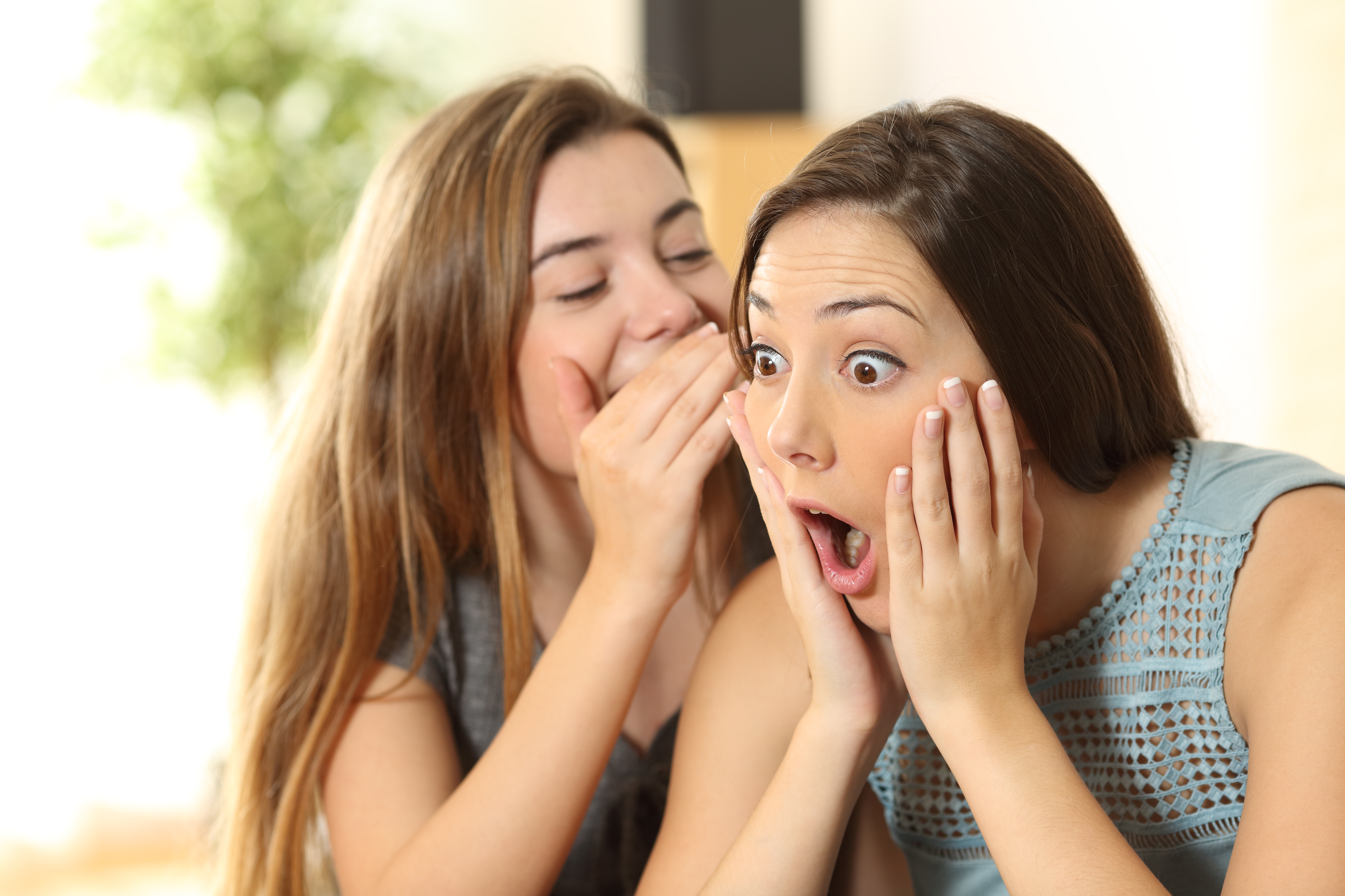 Deux femmes se racontant des secrets | Source : Shutterstock