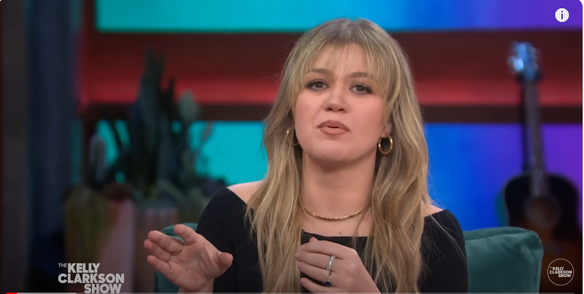 Kelly Clarkson avec sa coiffure à franges, extrait d'une vidéo postée le 13 novembre 2023 | Source :