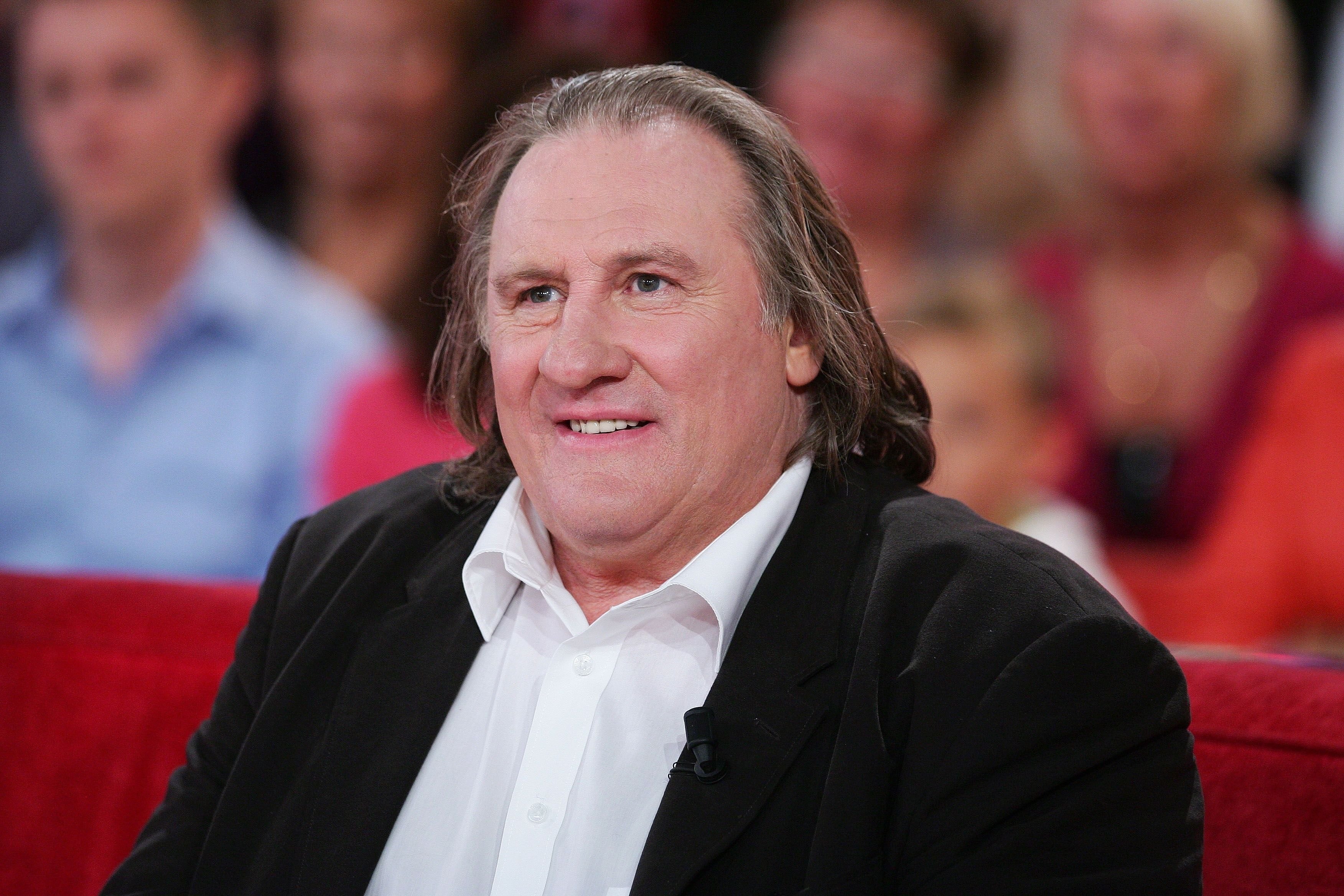 Gerard Depardieu assiste à l'émission Vivement Dimanche Tv le 3 octobre 2012 à Paris, France. | Sources : Getty Images