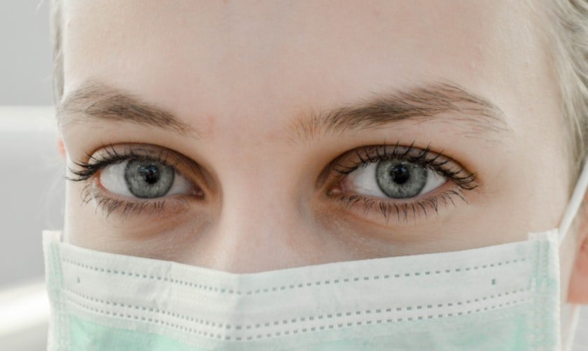 Une infirmière portant un masque. | Photo : Unsplash