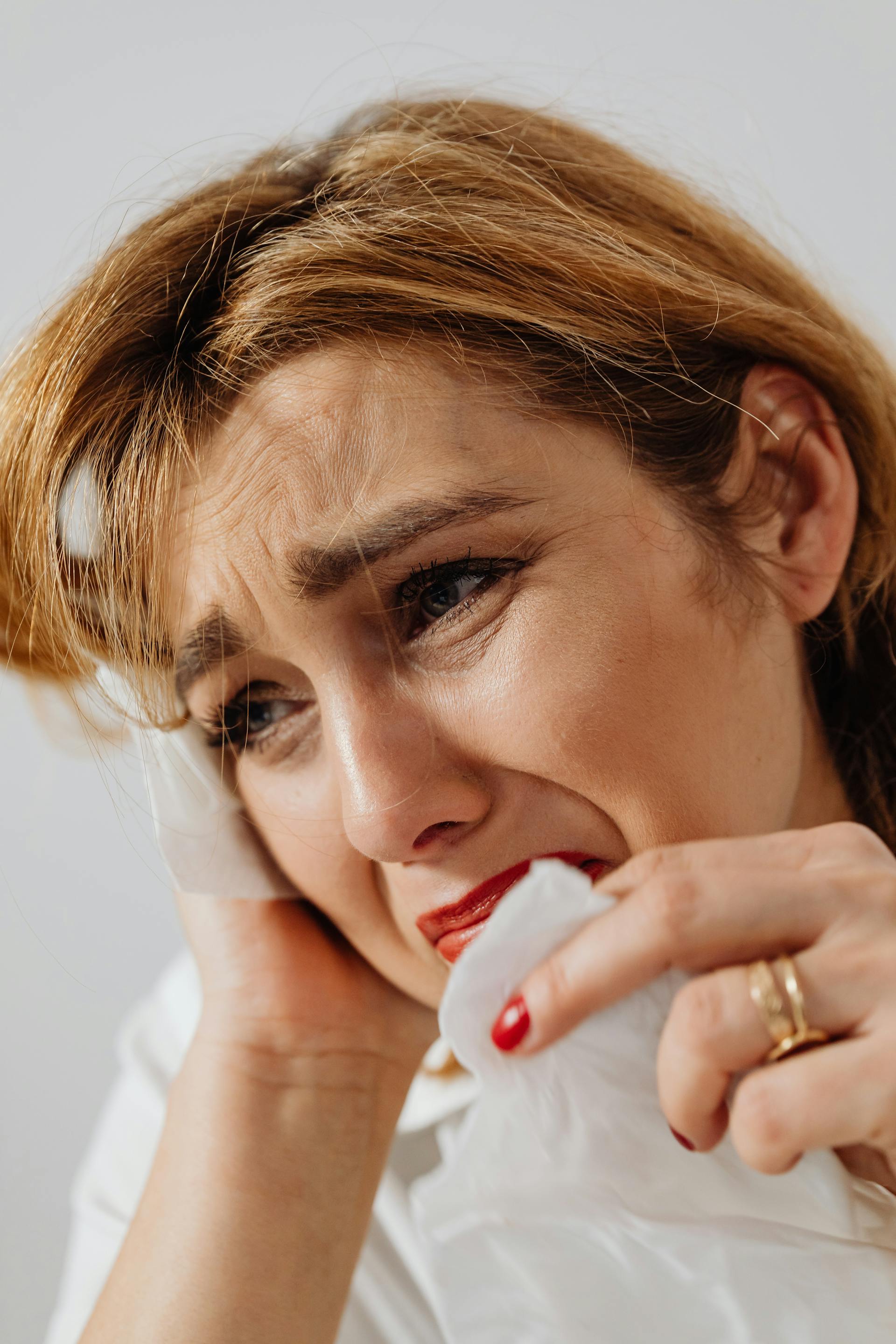 Une femme au cœur brisé essuie ses larmes | Source : Pexels