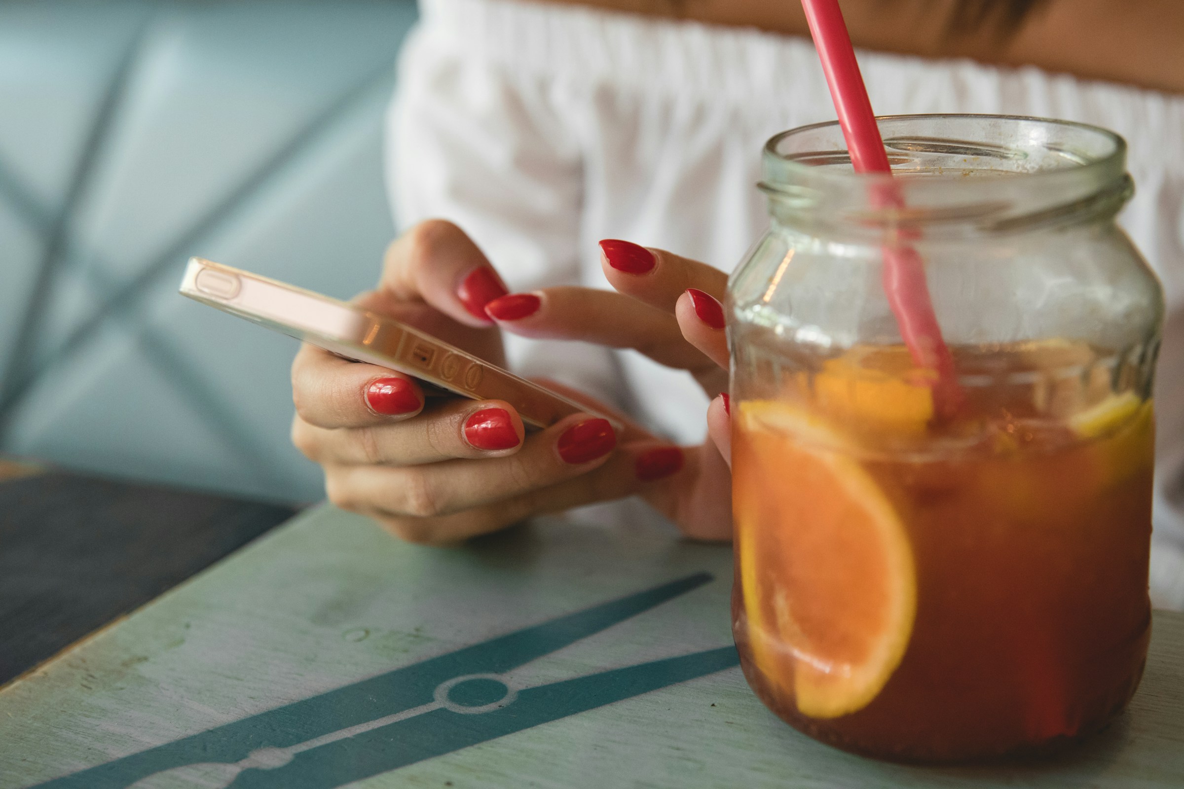 Une femme utilisant un smartphone | Source : Unsplash