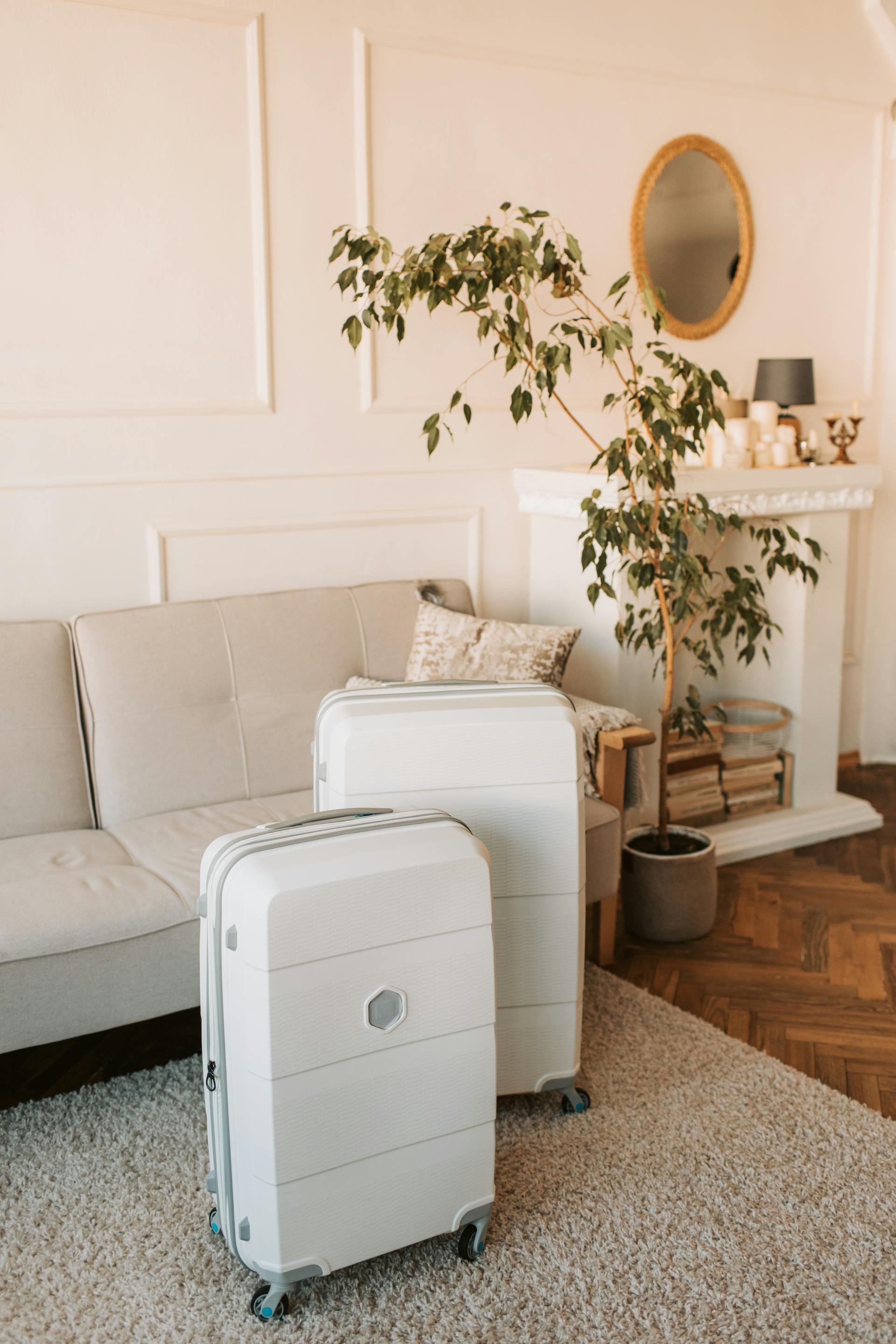 Des valises blanches dans un salon | Source : Pexels