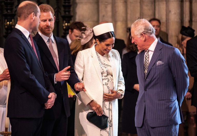 Meghan Markle photographiée en train de rire avec le prince Charles alors que le prince William s'engage avec son frère le prince Harry lors de la cérémonie du Commonwealth Day à l'abbaye de Westminster, le 11 mars 2019 à Londres. / Source : Getty Images