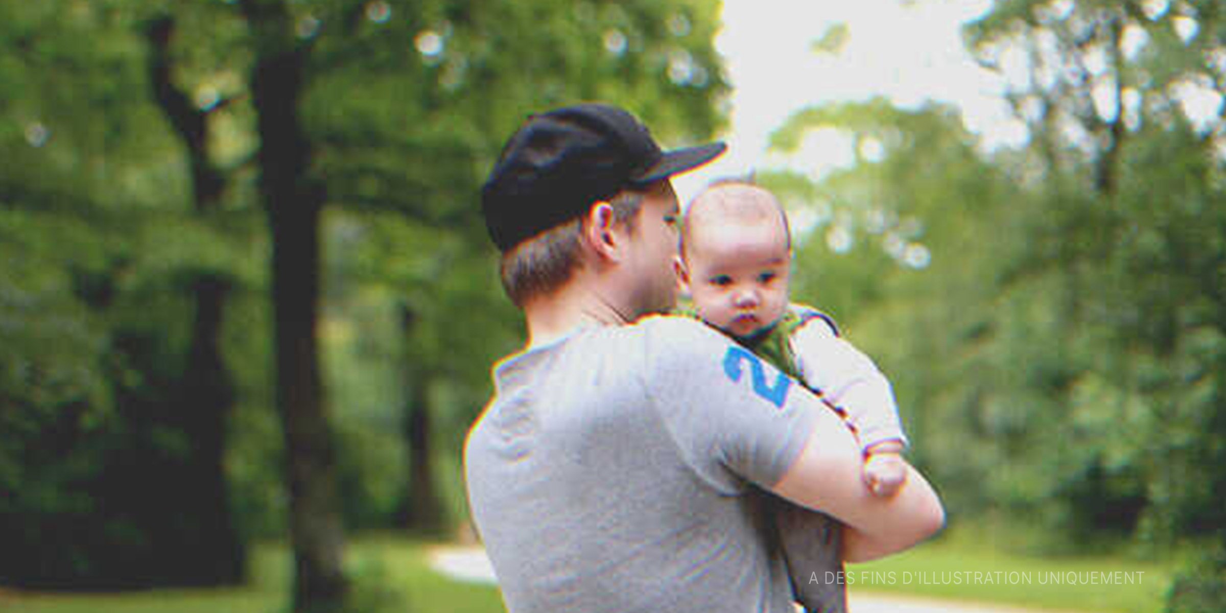 Un homme portant un bébé | Shutterstock