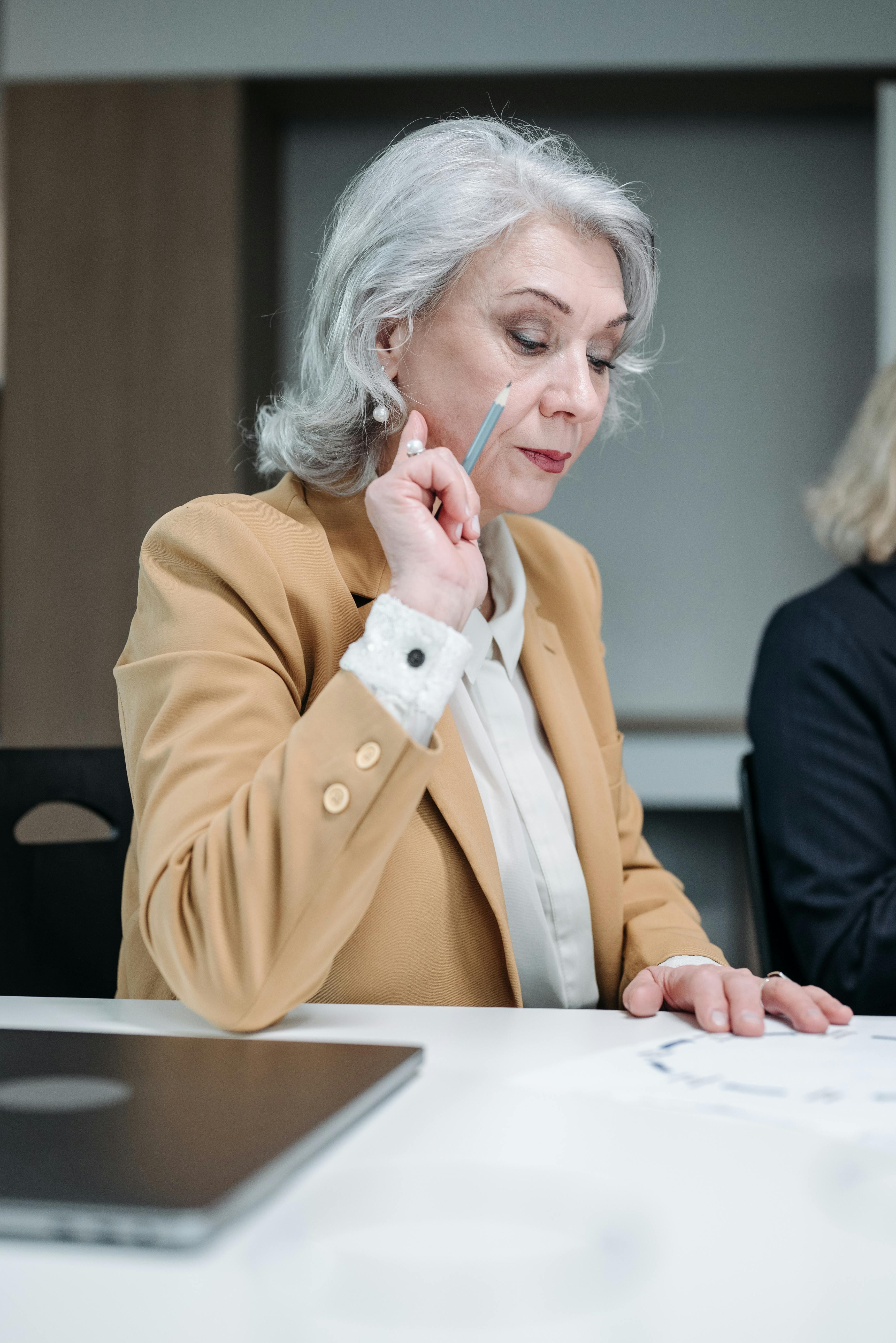 Une femme sérieuse et recueillie | Source : Pexels