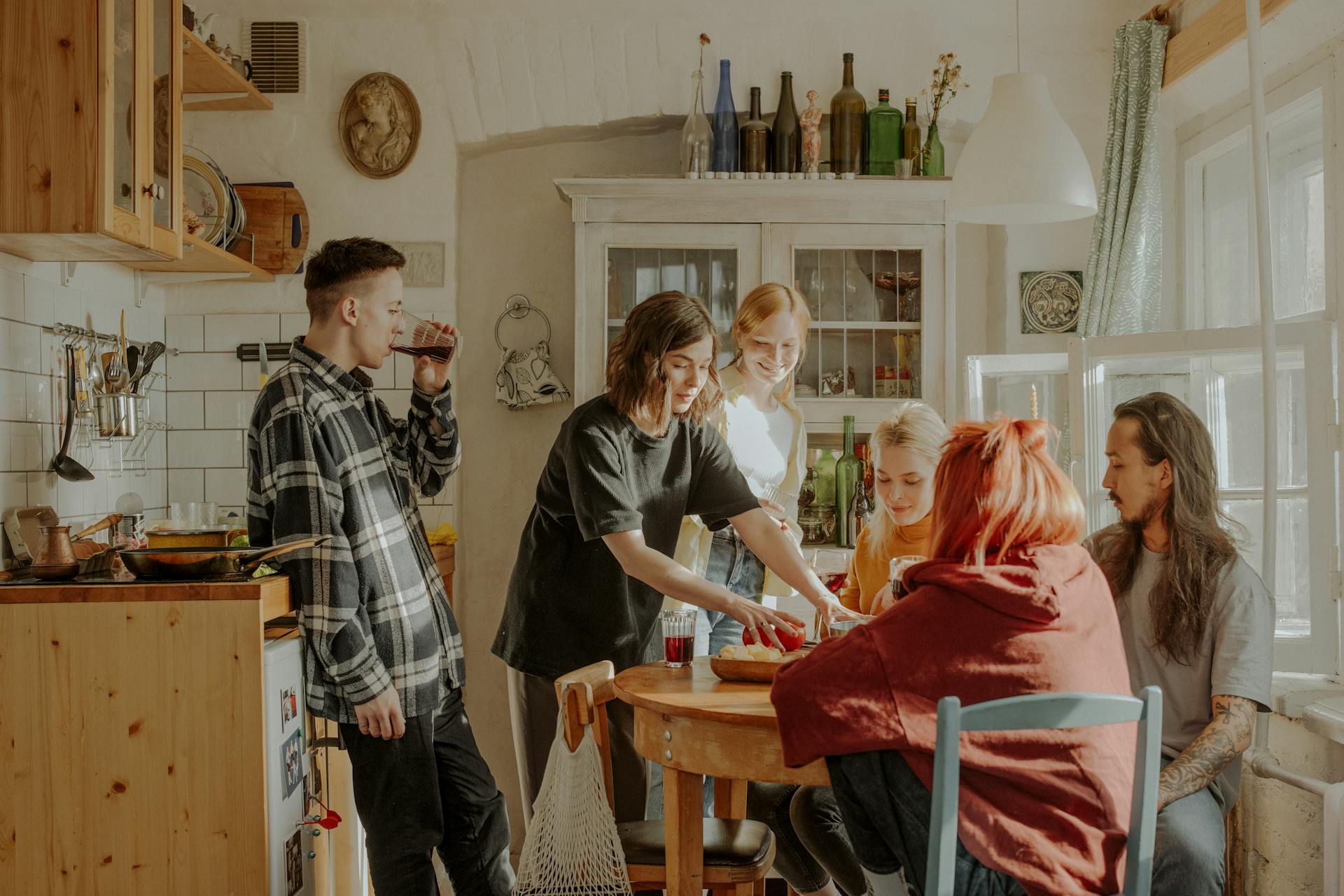 Un groupe d'amis en pleine conversation | Source : Pexels