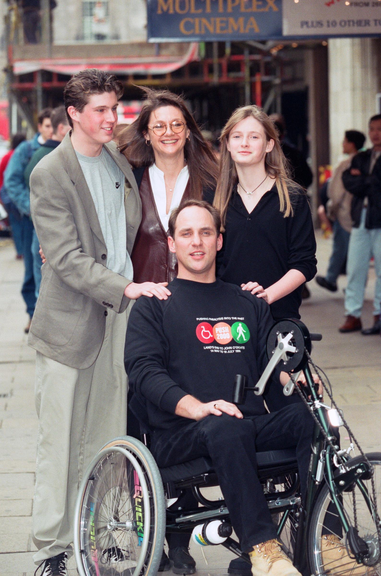 Matthew Reeve, Gae Exton et Alexandra Reeve photographiés lors d'une collecte de fonds le 10 janvier 1996 à Leicester Square, Londres | Source : Getty Images