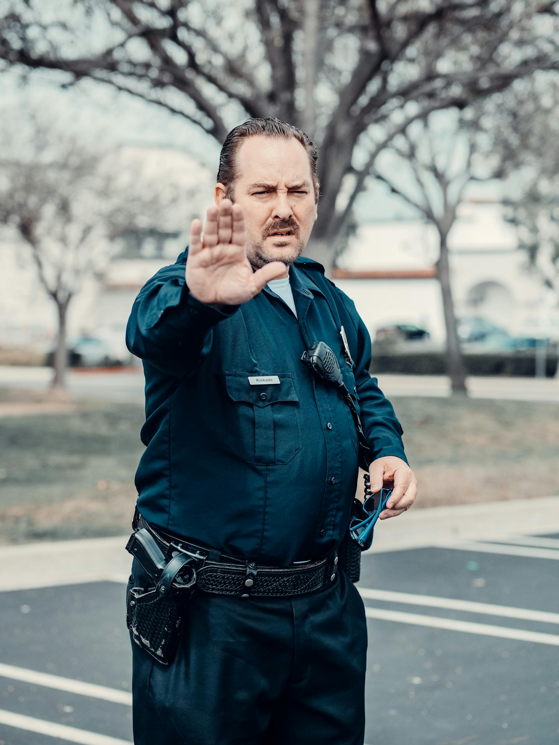 Un policier avec le bras levé | Source : Pexels