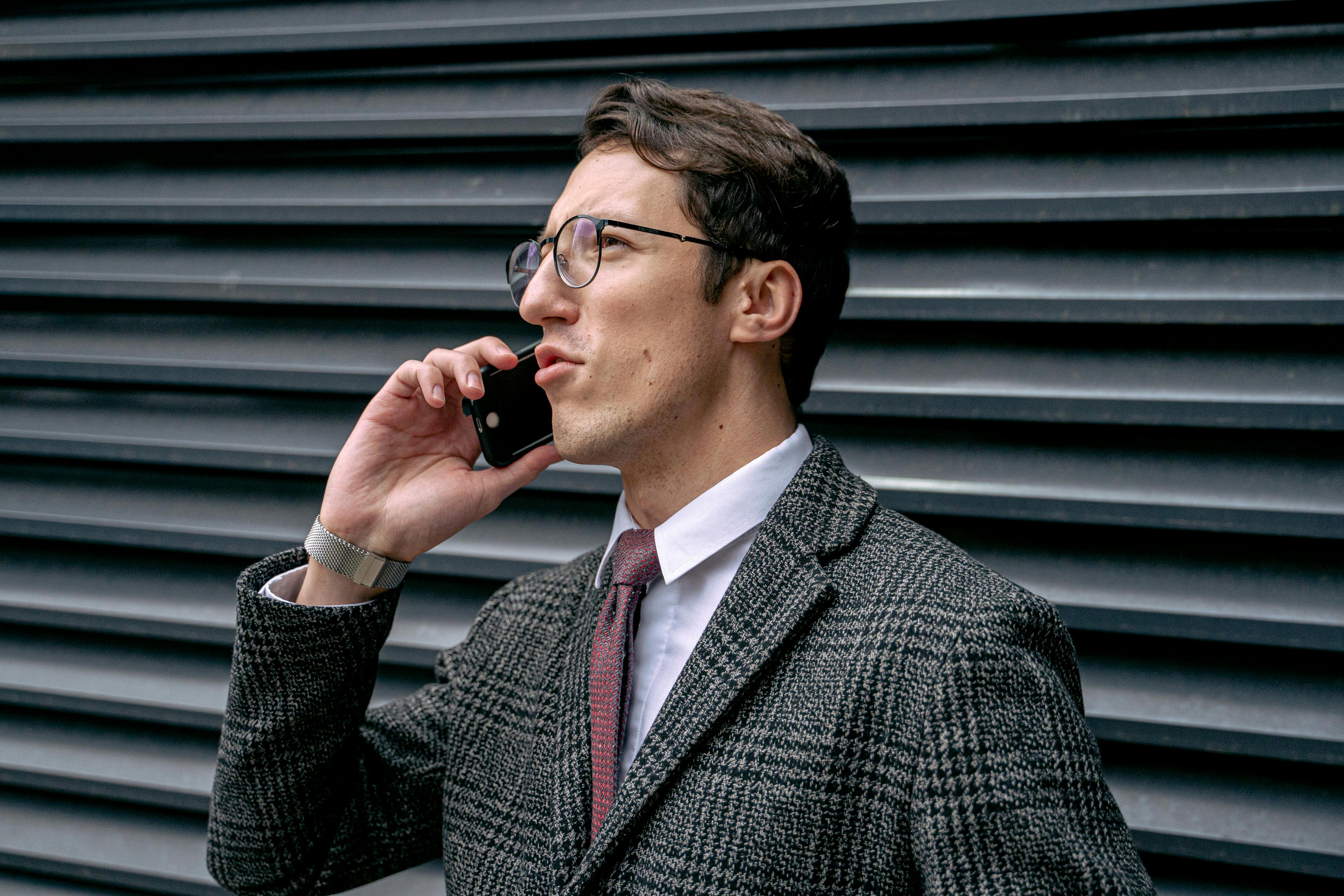 Un homme en costume qui parle au téléphone | Source : Pexels