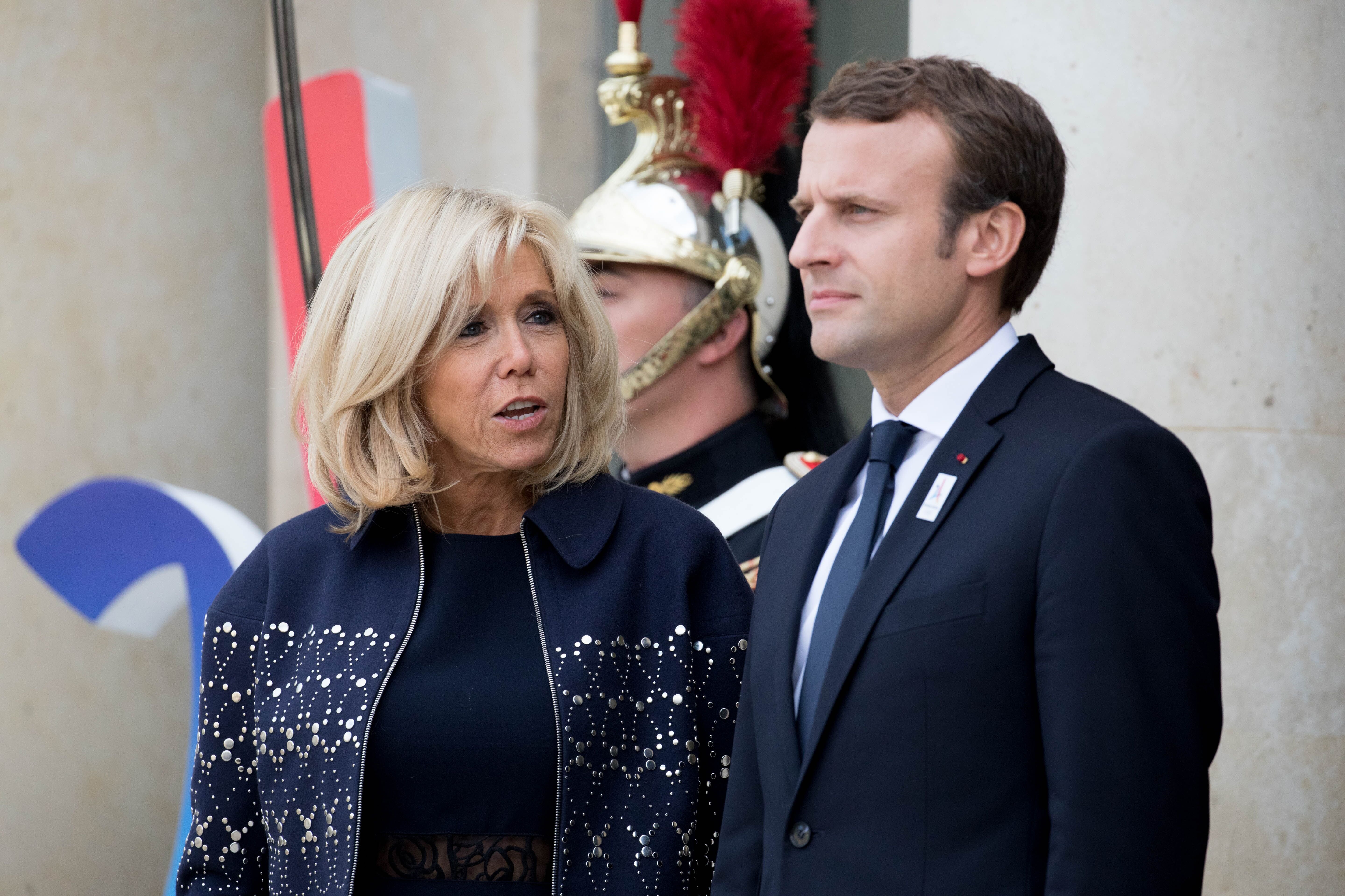 Emmanuel Macron et son épouse Brigitte Trogneux attendent d'accueillir leurs invités pour célébrer l'annonce de la tenue des Jeux Olympiques et Paralympiques de 2024 au Palais de l'Elysée à Paris, France. | Photo : Getty Images