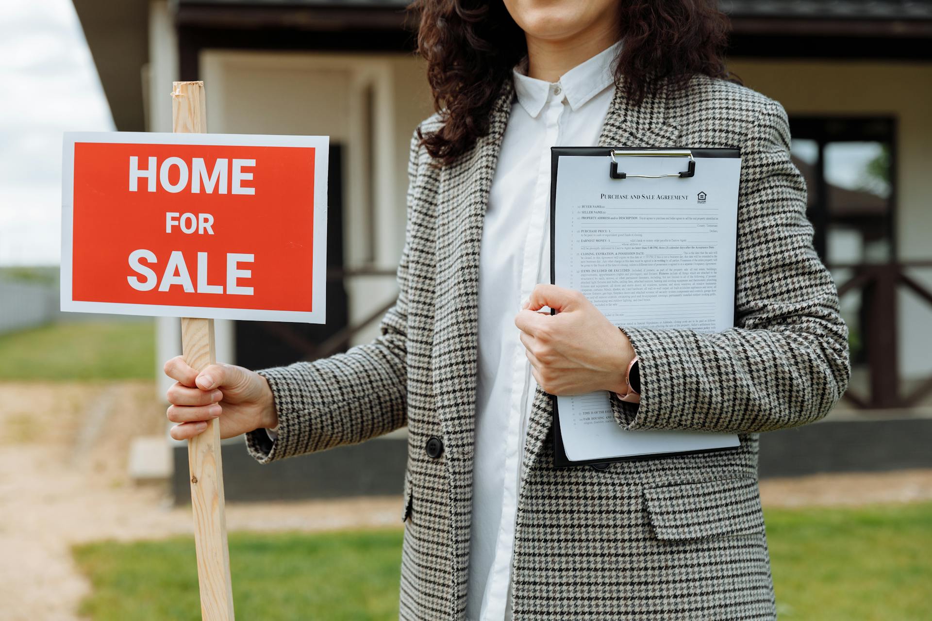 Une personne tenant une pancarte et un presse-papiers | Source : Pexels