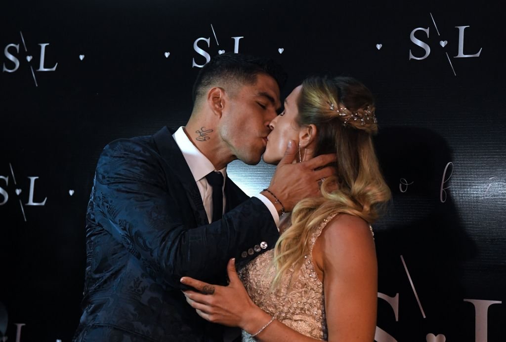 L'attaquant uruguayen du FC Barcelone Luis Suarez embrasse sa femme Sofia Balbi à leur arrivée à une fête pour le renouvellement de leurs vœux de mariage à La Barra, près de Punta del Este, en Uruguay, le 26 décembre 2019. | Photo : Getty Images