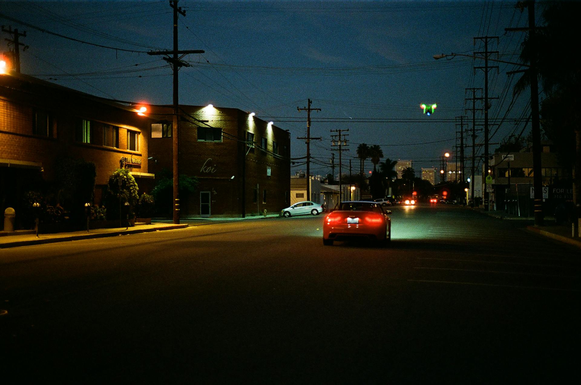 Une voiture roulant dans une rue | Source : Pexels