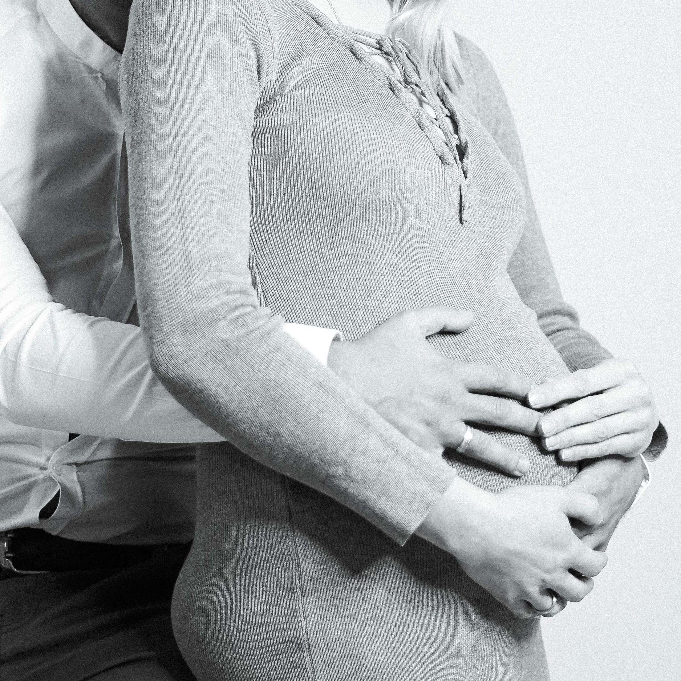 Un homme embrassant une femme enceinte | Source : Pexels