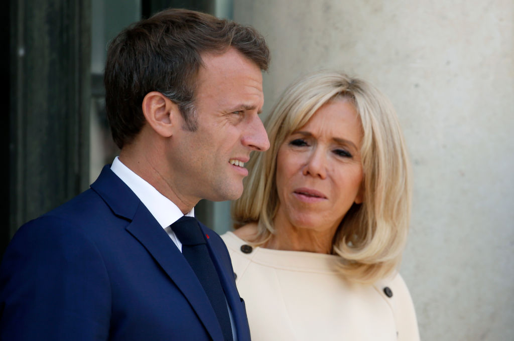 Emmanuel Macron et son épouse Brigitte Macron attendent que le président équatorien Lenin Moreno et la première dame équatorienne Rocio Gonzalez Navas quittent le palais présidentiel de l'Élysée, le 11 juillet 2019 à Paris, en France. | Source : Getty Images