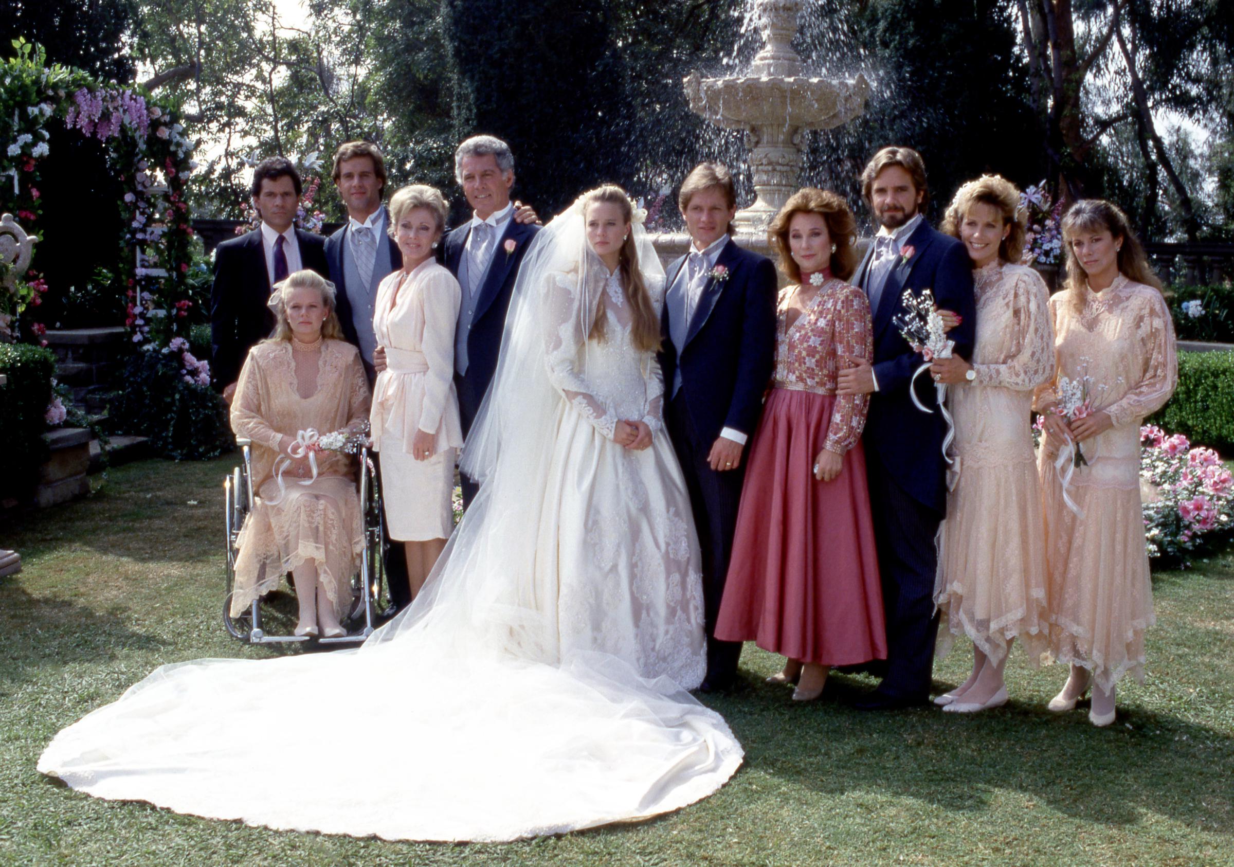 Les acteurs de "Santa Barbara" posent pour une photo de famille à Los Angeles, Californie, vers 1987. | Source : Getty Images