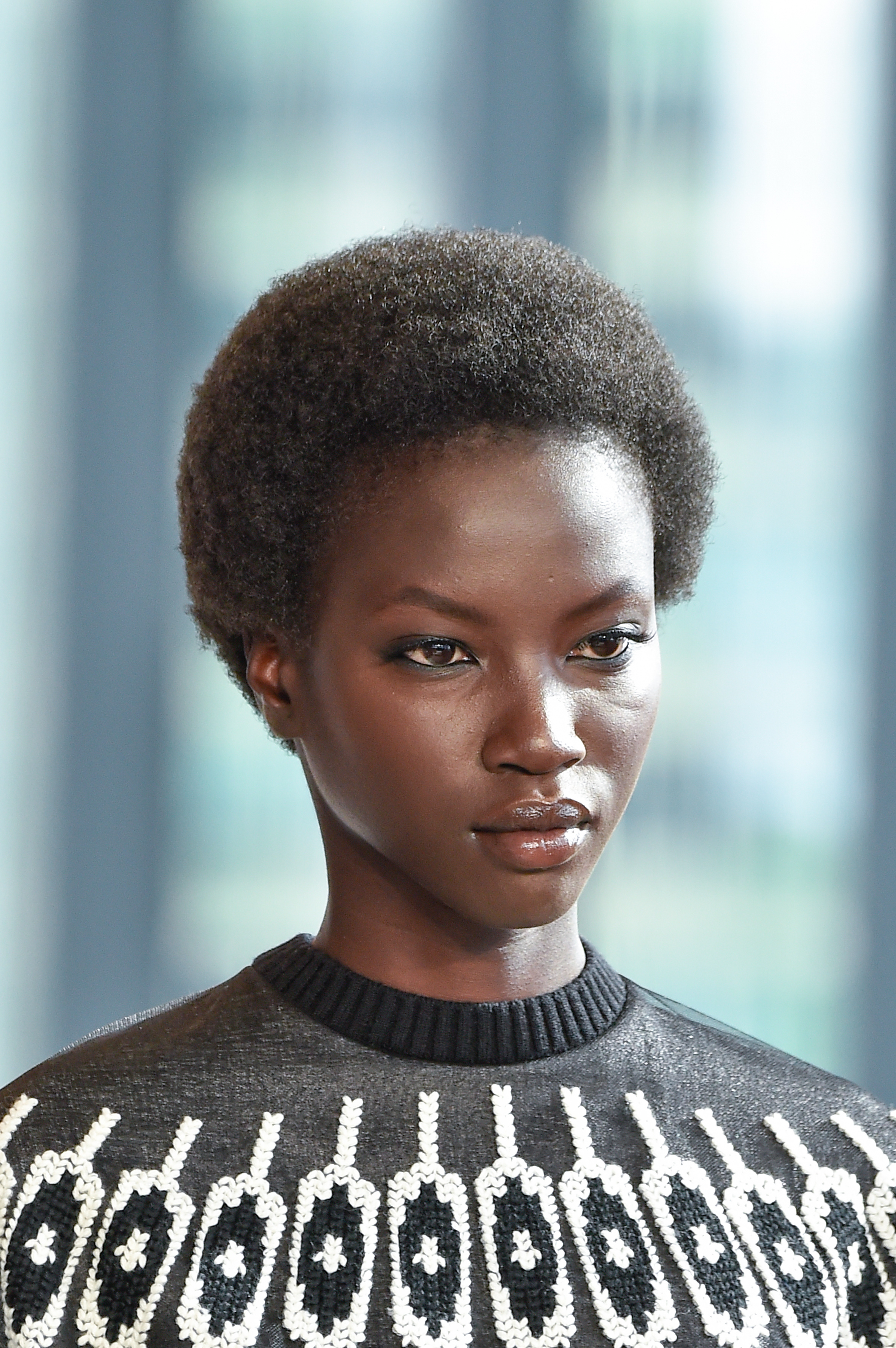 Anok Yai marche sur le podium pour le défilé Longchamp lors de la semaine de la mode de New York, à New York, le 8 février 2020 | Source : Getty Images