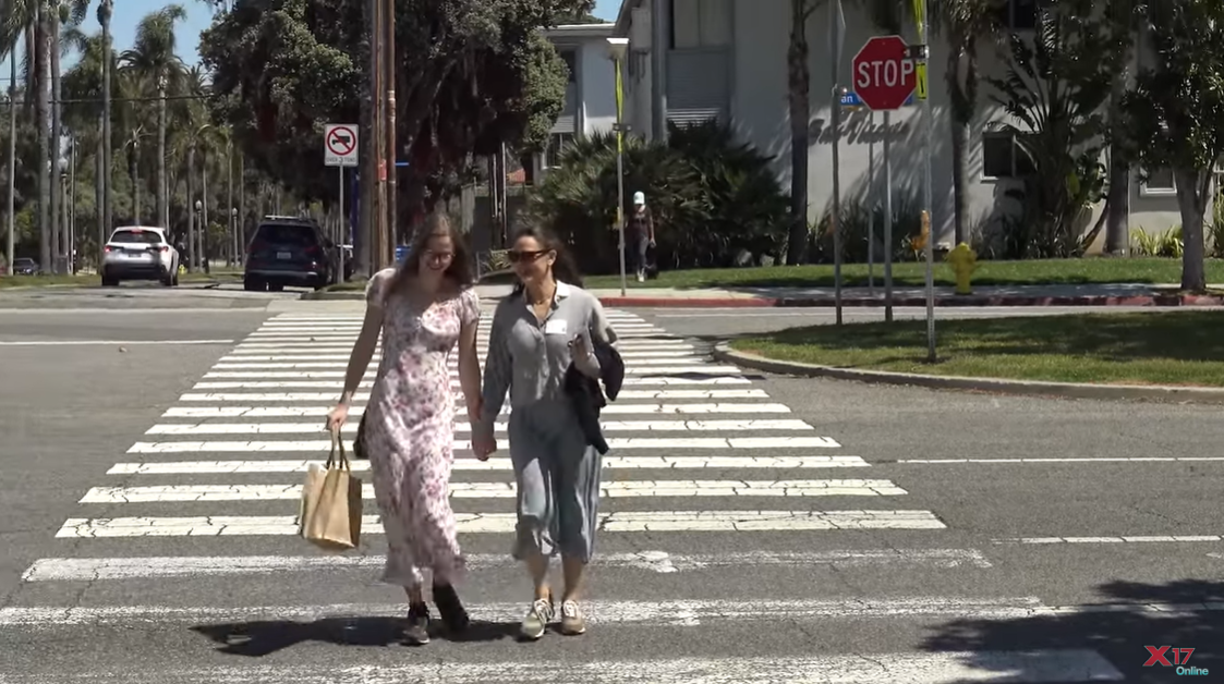 Violet Affleck et Jennifer Garner traversant une rue à Santa Monica, en Californie, comme on peut le voir sur une vidéo partagée le 6 mai 2924 | Source : YouTube/x17online