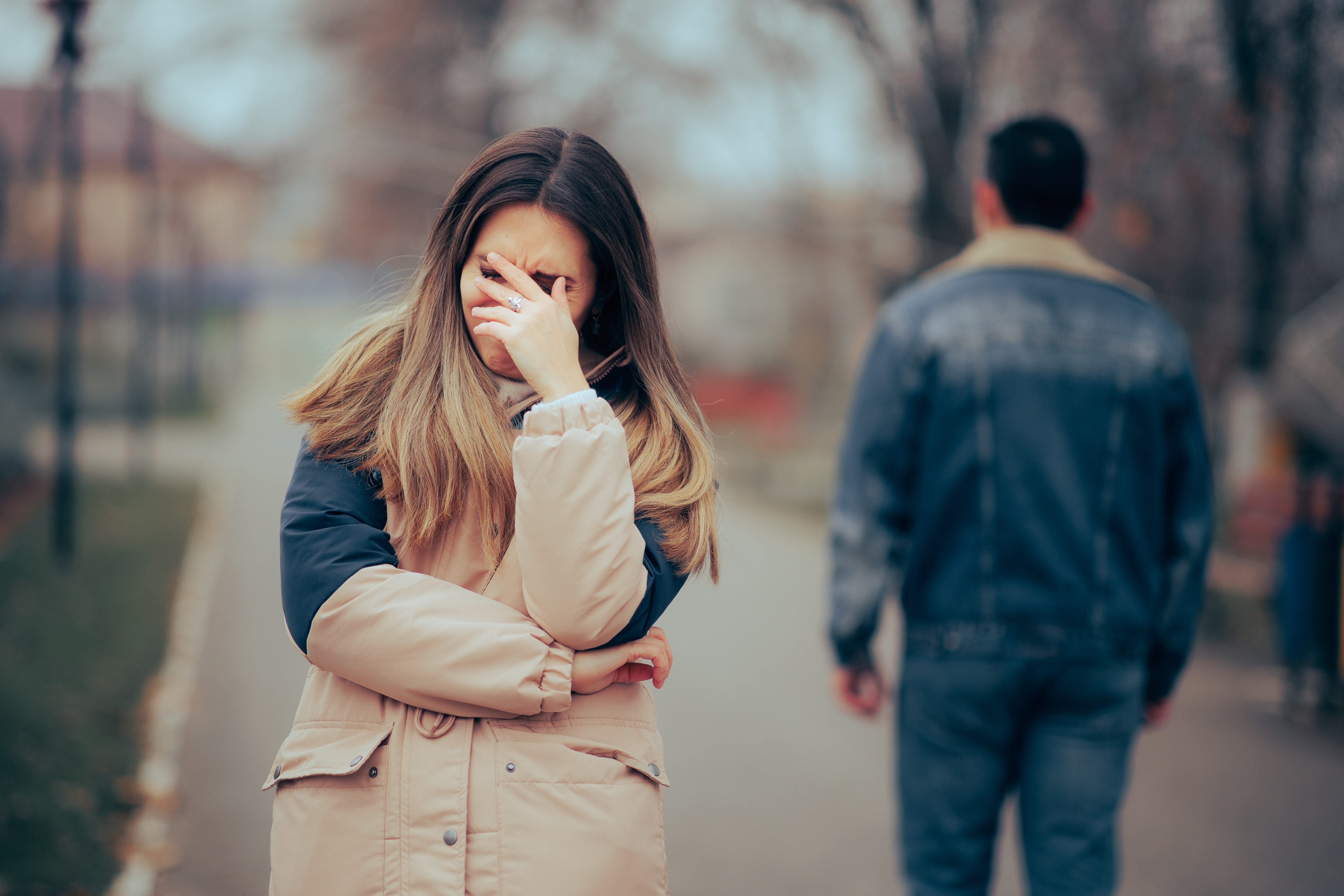 Un homme et une femme qui s'éloignent l'un de l'autre après une dispute | Source : Shutterstock