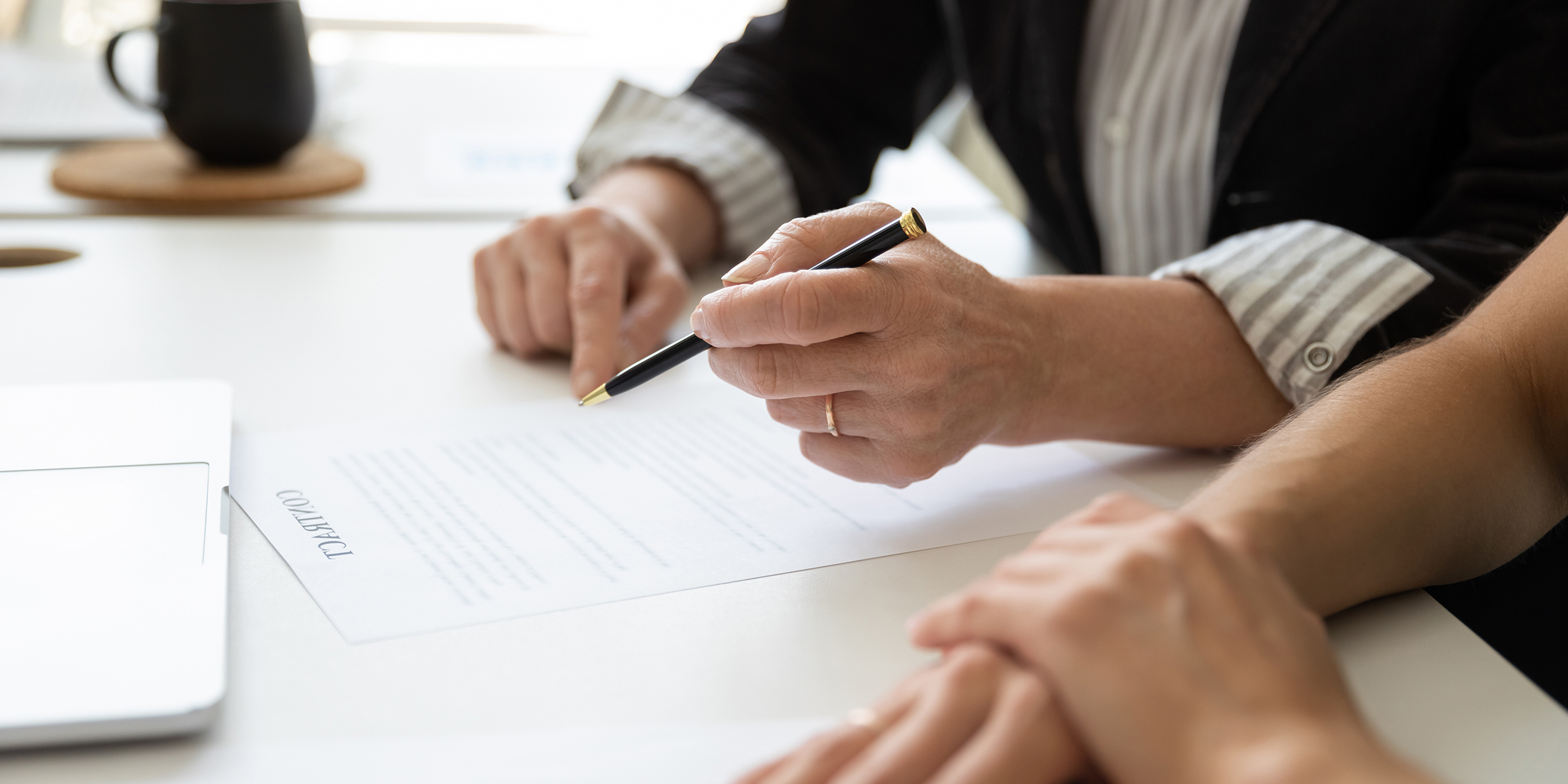 Des personnes assises à une table avec des documents | Source : Shutterstock