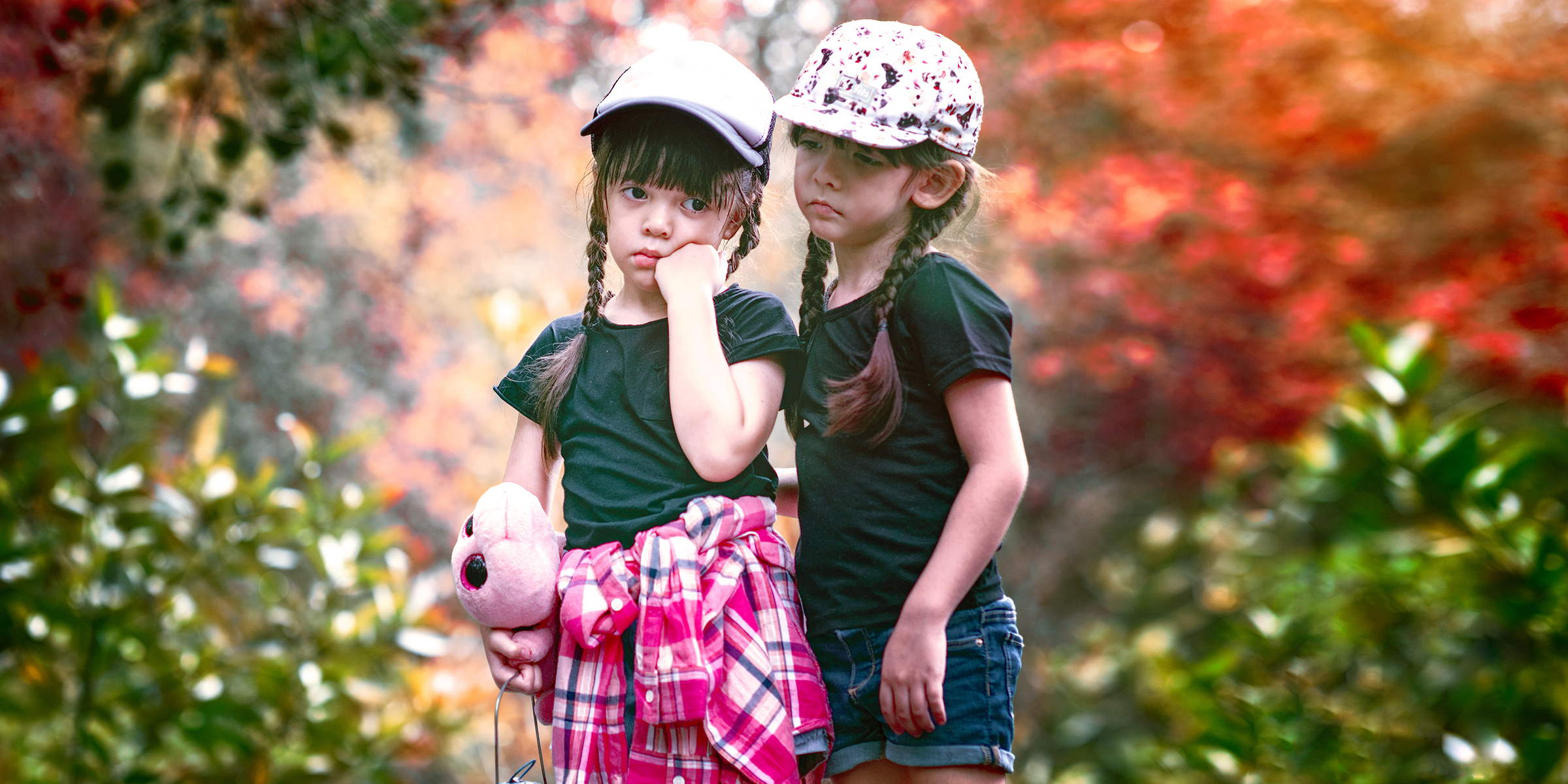 Deux filles dans un parc | Source : Shutterstock