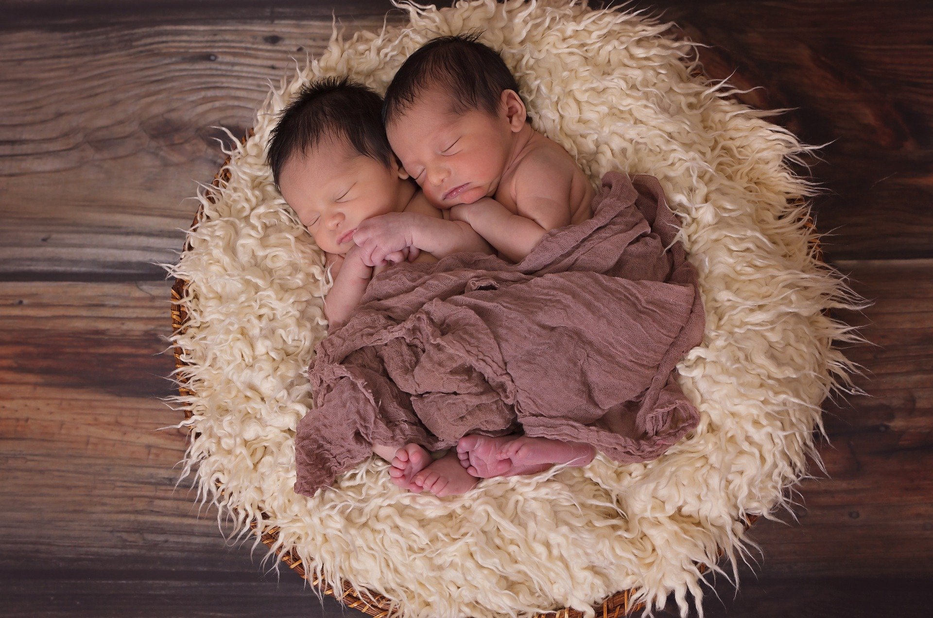 Des bébés jumeaux en train de dormir | Pixabay