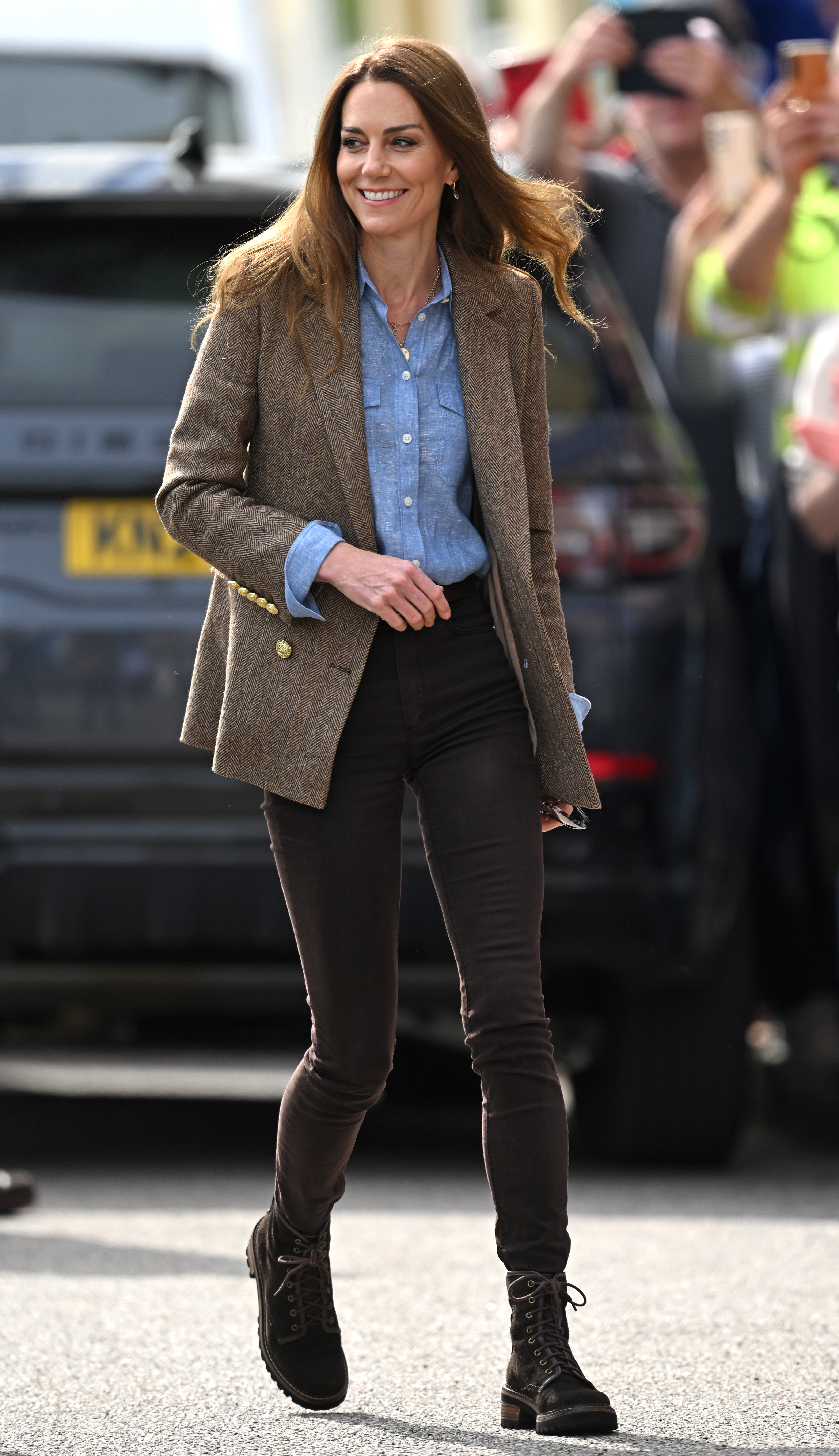 Vêtue d'un pantalon marron ajusté, d'une chemise bleue et de ses ondulations libres caractéristiques, Catherine sort pour rencontrer des membres du public à Tobermory. Le choix de sa tenue a suscité une vague de réactions en ligne, ce qui en a fait un sujet de discussion pendant la tournée royale.