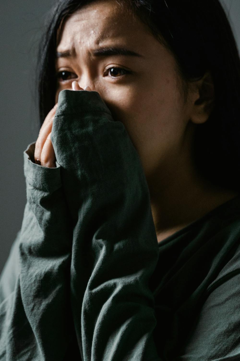 Une femme effrayée qui se couvre la bouche ⏐ Source : Pexels