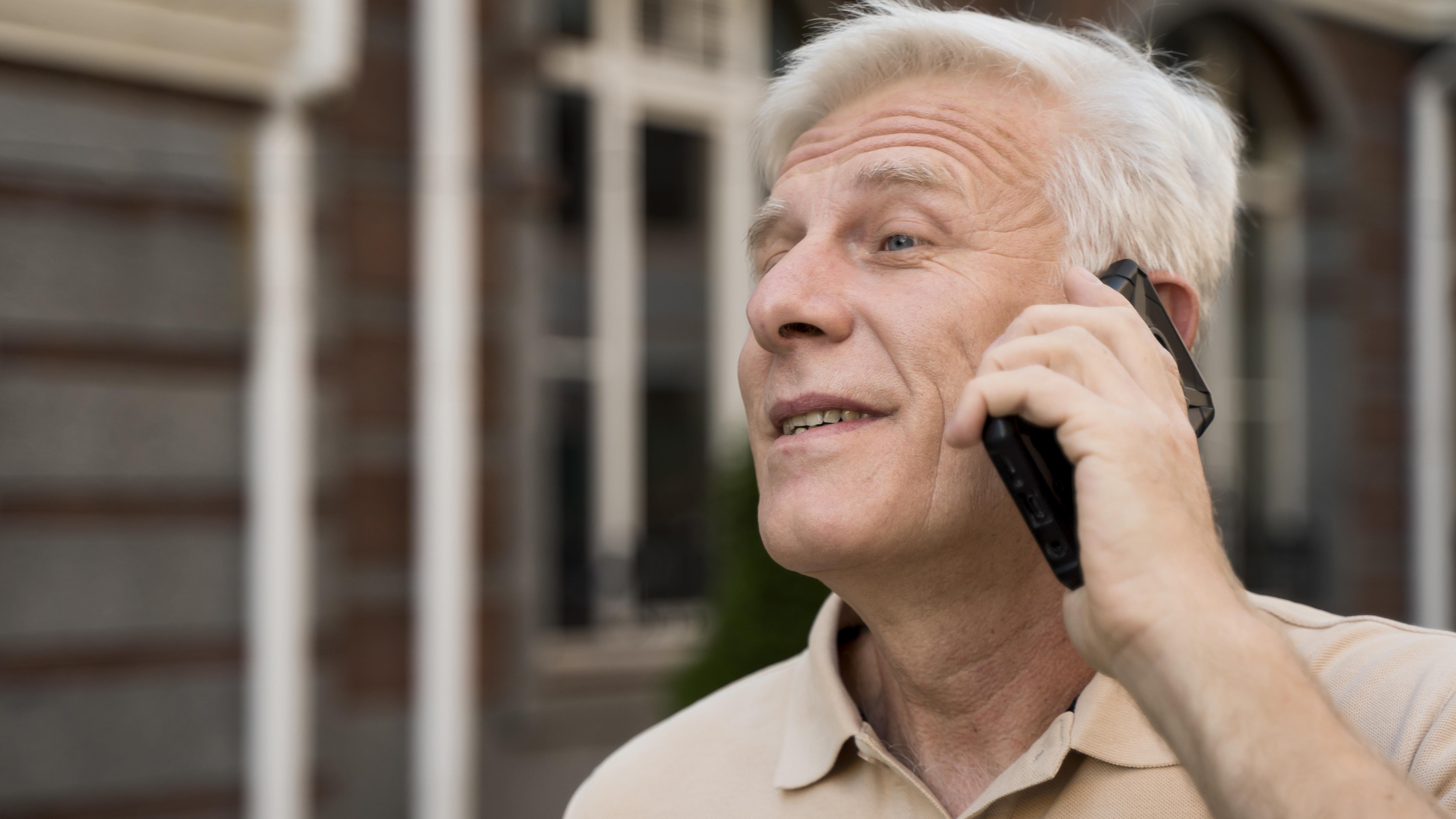 Un homme âgé qui parle au téléphone | Source : Freepik