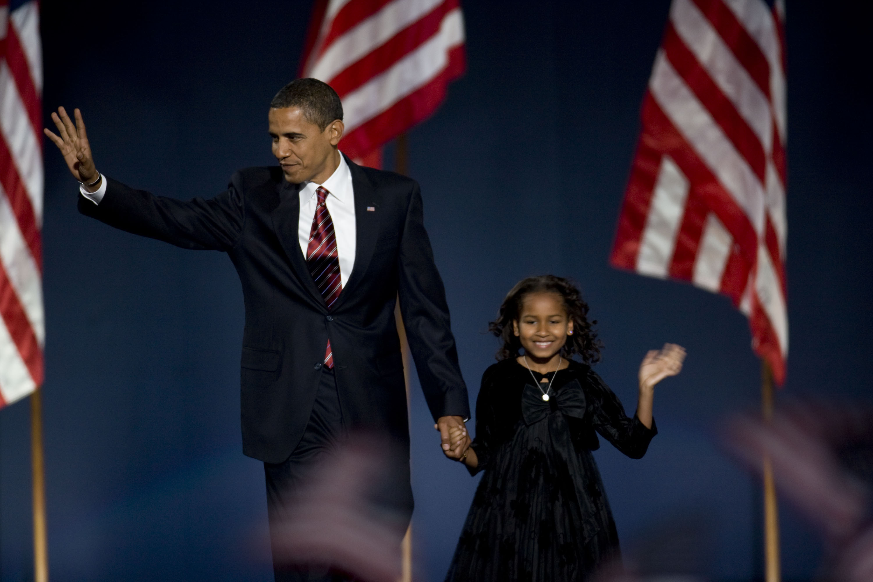 Barack et Sasha Obama lors d'une soirée électorale à Grant Park à Chicago, Illinois, le 4 novembre 2008. | Source : Getty Images