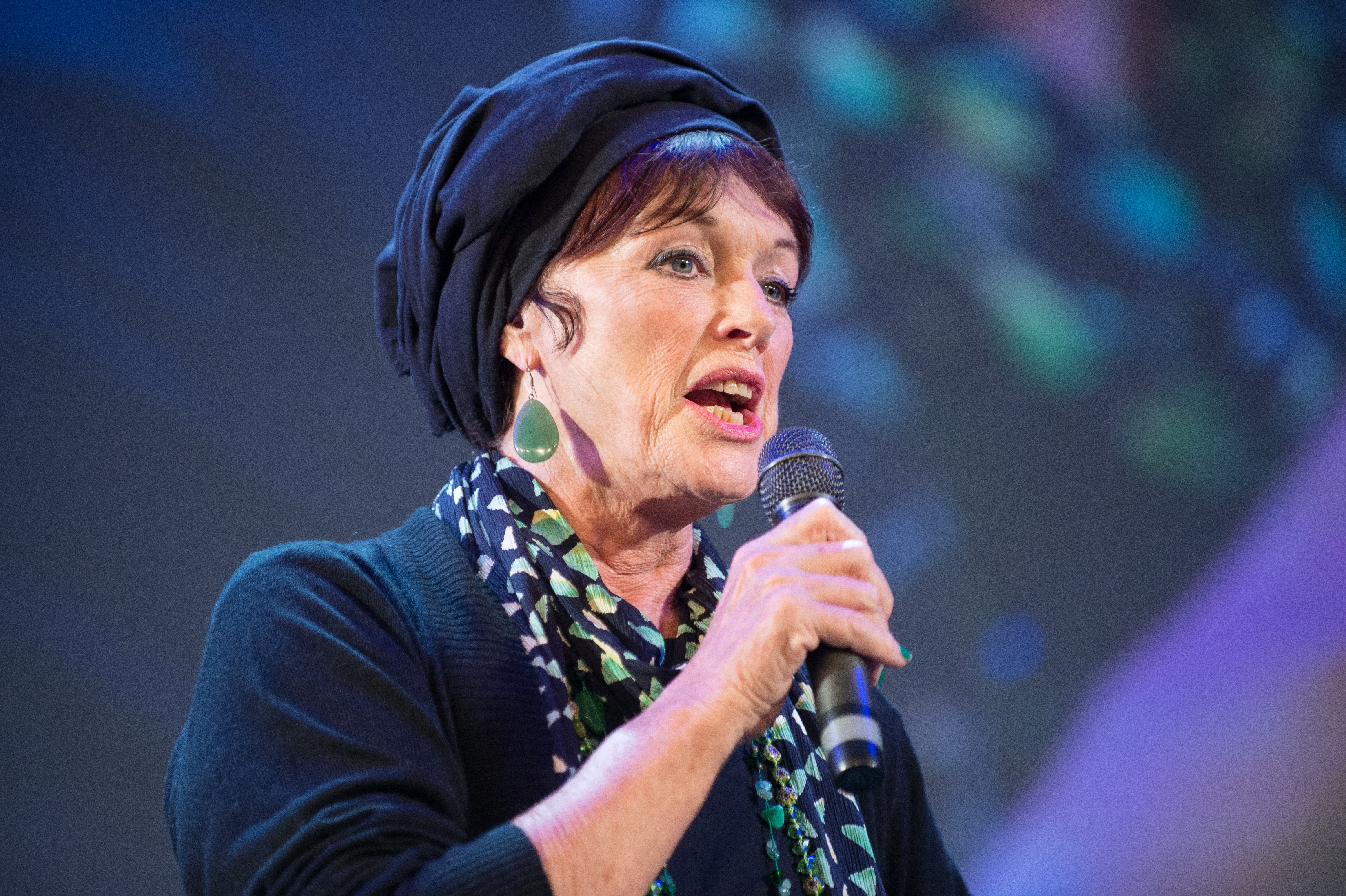 Anny Duperey assiste à la conférence de la fondation Nicolas Hulot ' L'appel de Nicolas Hulot' au Grand Rex le 7 octobre 2015 à Paris, France. | Photo : Getty Images