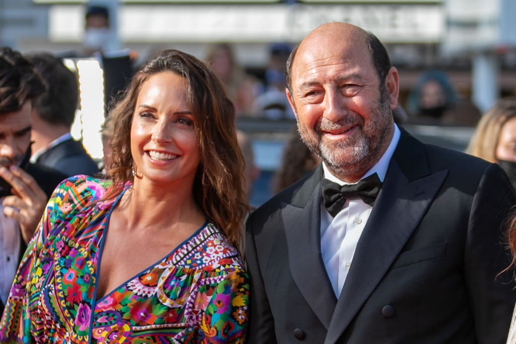 L'acteur Kad Merad et Julia Vignali assistent à la projection finale de "OSS 117 : Alerte rouge en Afrique noire" et à la cérémonie de clôture du 74e Festival de Cannes, le 17 juillet 2021 à Cannes, France. | Photo : Getty Images