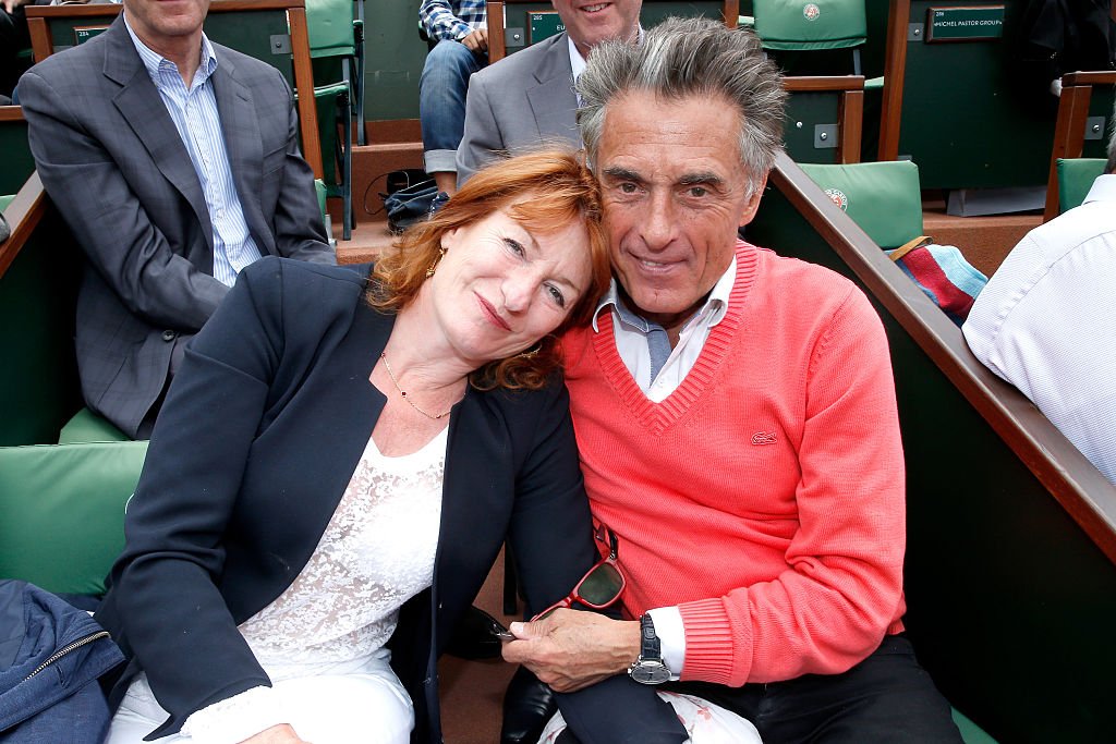 Gérard Holtz  et son épouse Muriel Mayette assistent aux Internationaux de France de tennis de Roland Garros 2015. | Photo : Getty Images