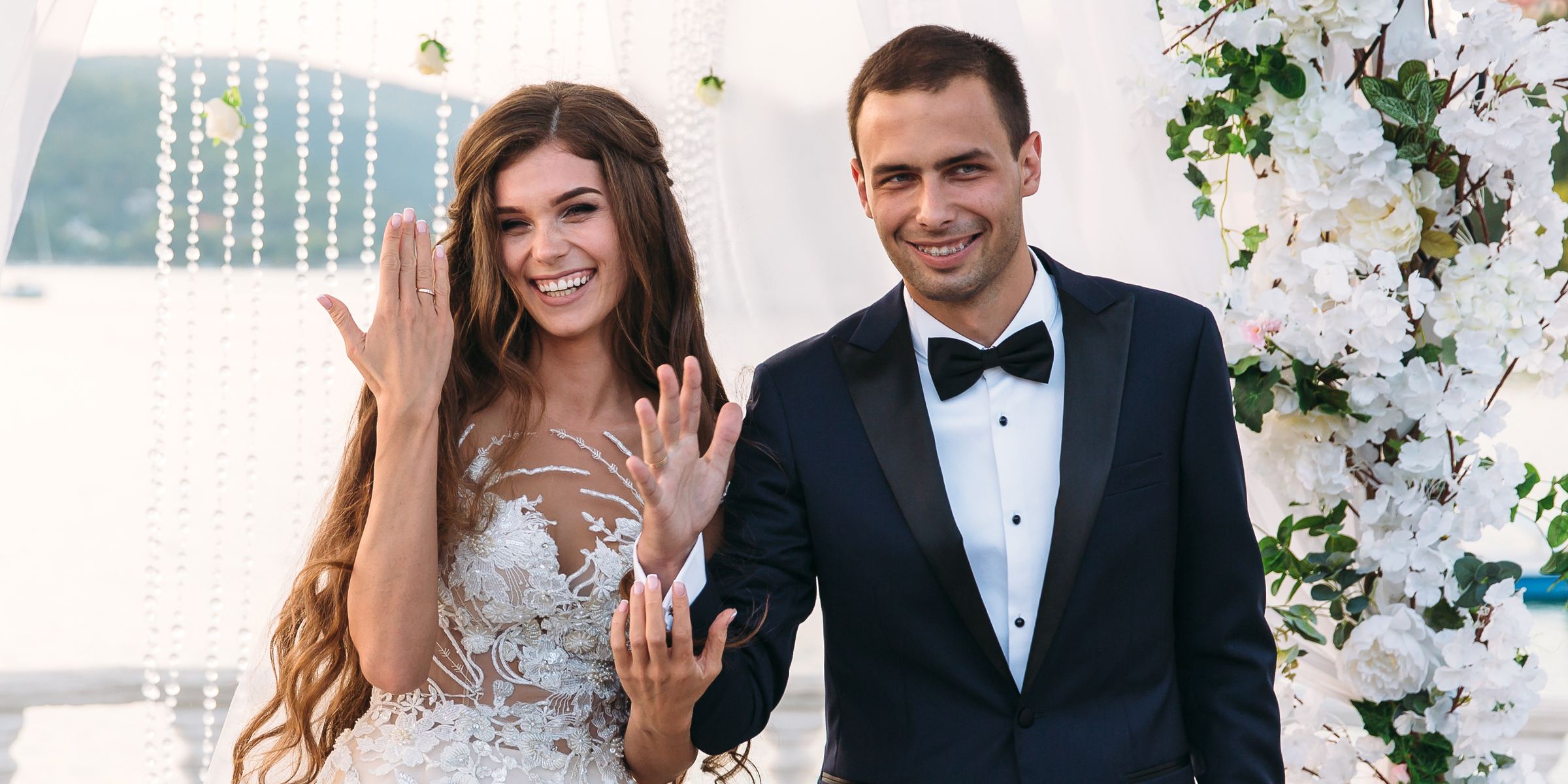 Un couple heureux qui vient de se marier | Source : Shutterstock