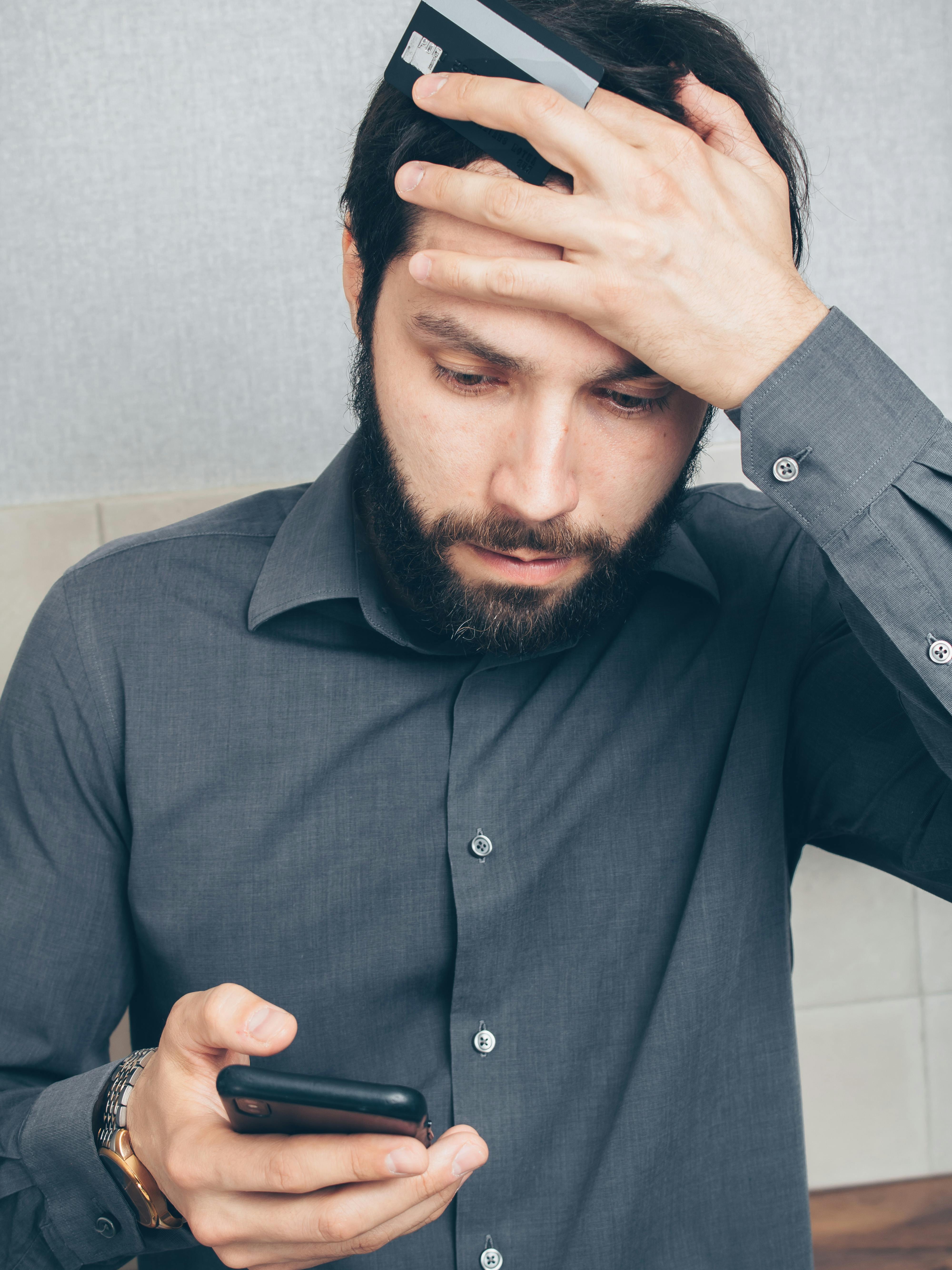 Un homme tapant sur son téléphone | Source : Pexels