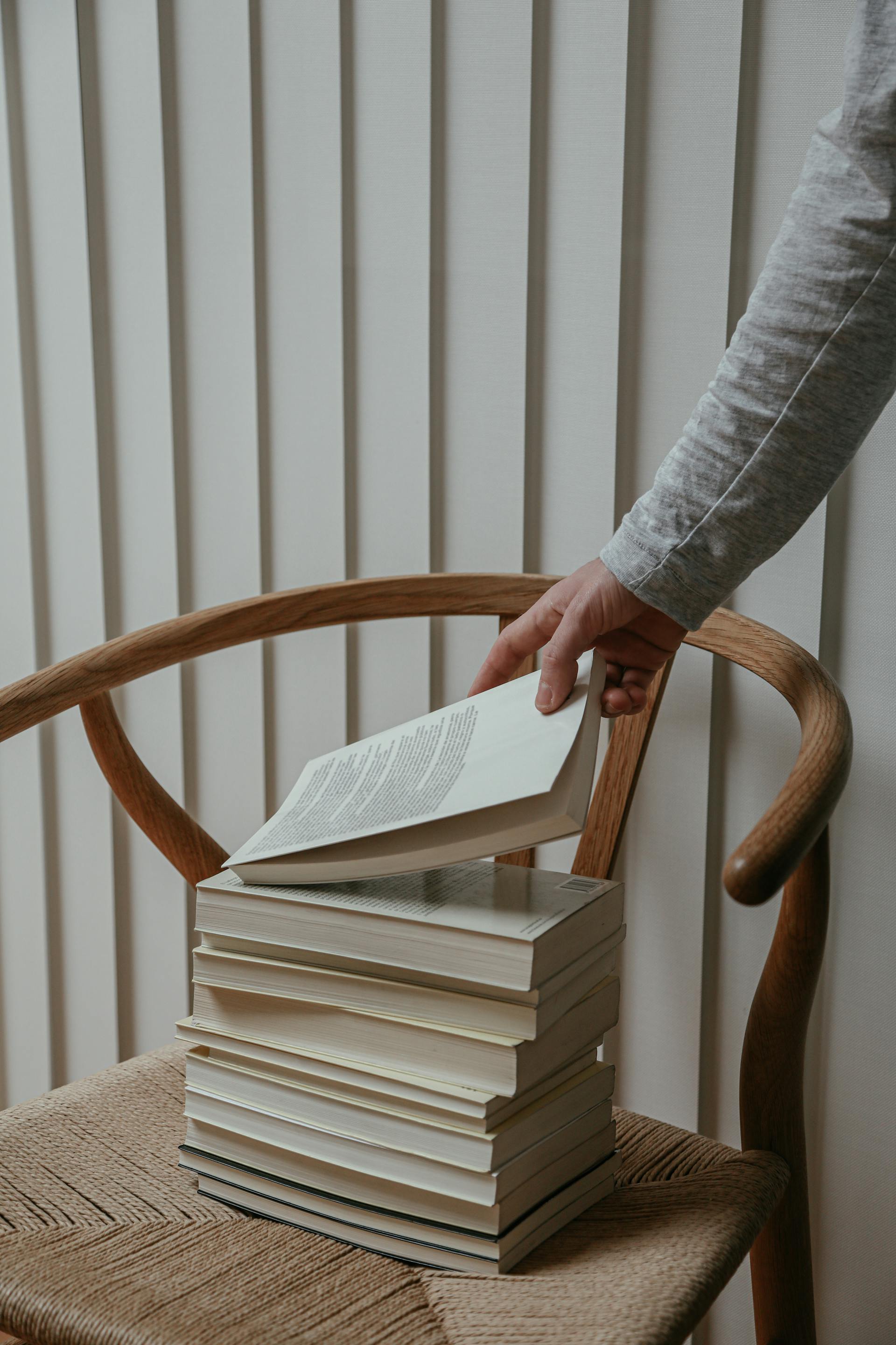 Une personne saisissant un livre | Source : Pexels