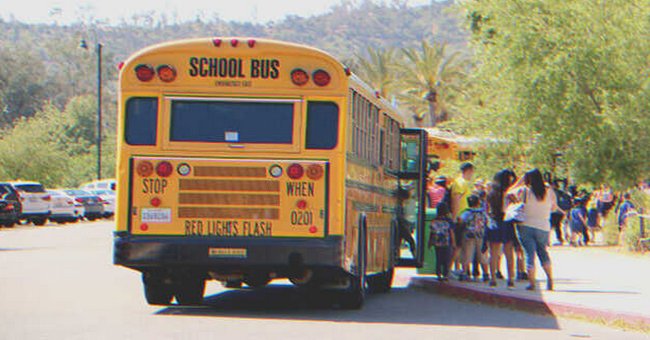 Des personnes qui entrent dans un bus | Source : Shutterstock