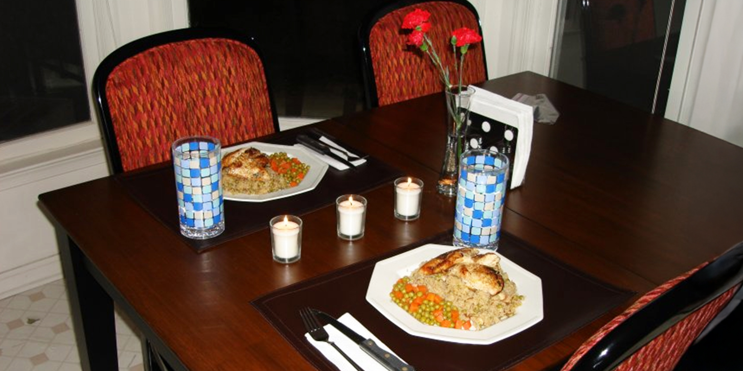 Une table dressée pour un dîner romantique aux chandelles | Source : Flickr / MarkDoliner/CC BY-SA 2.0