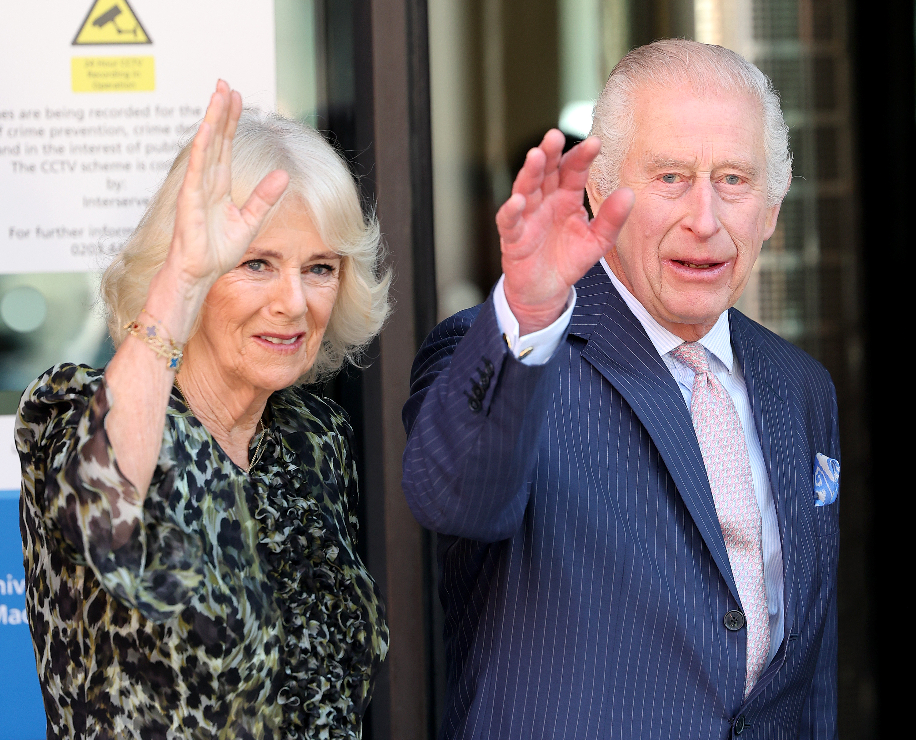 Le roi Charles III et la reine Camilla visitent le centre de cancérologie Macmillan de l'University College Hospital le 30 avril 2024 à Londres, en Angleterre. | Source : Getty Images