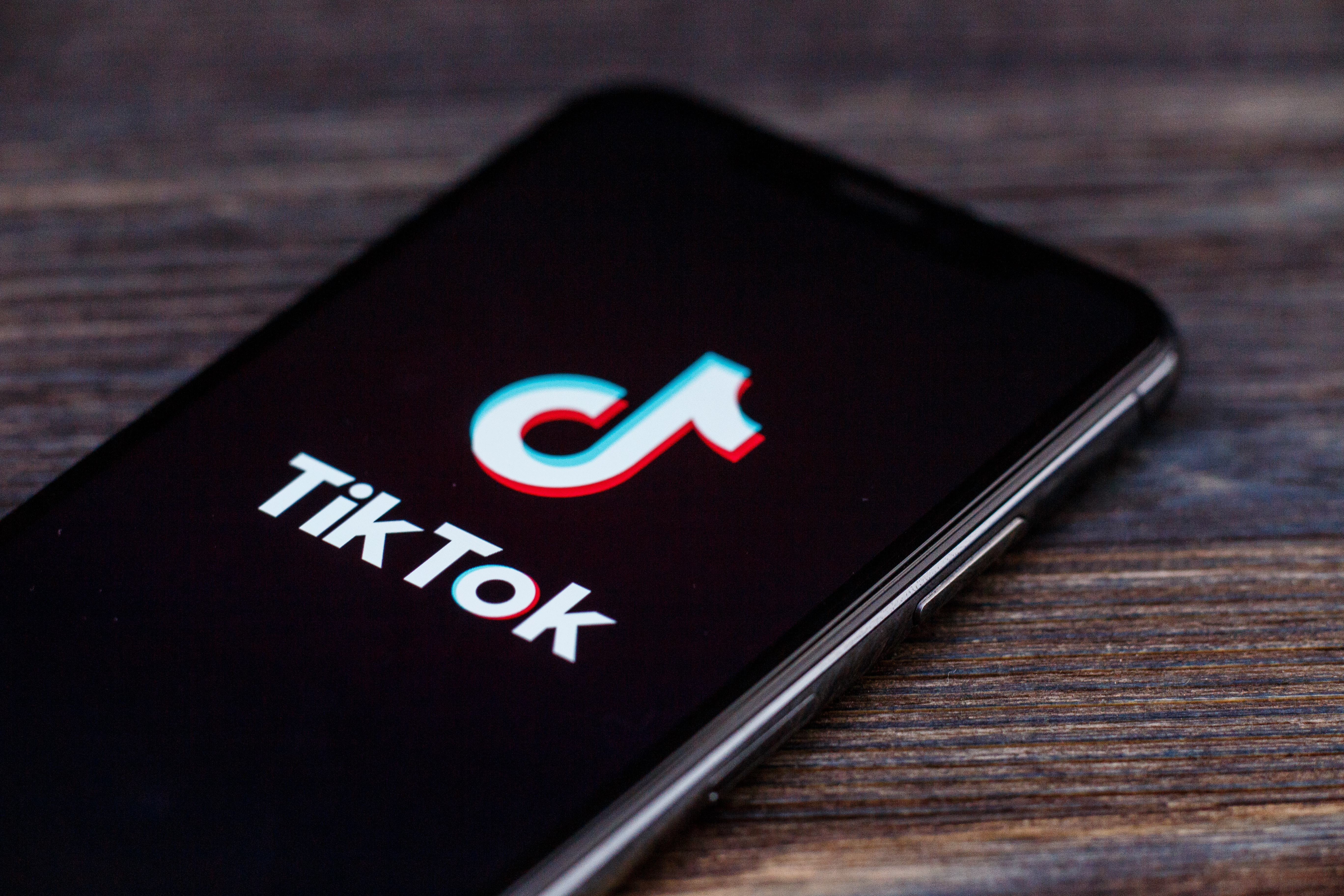 Un téléphone montrant le logo TikTok | Source : Shutterstock