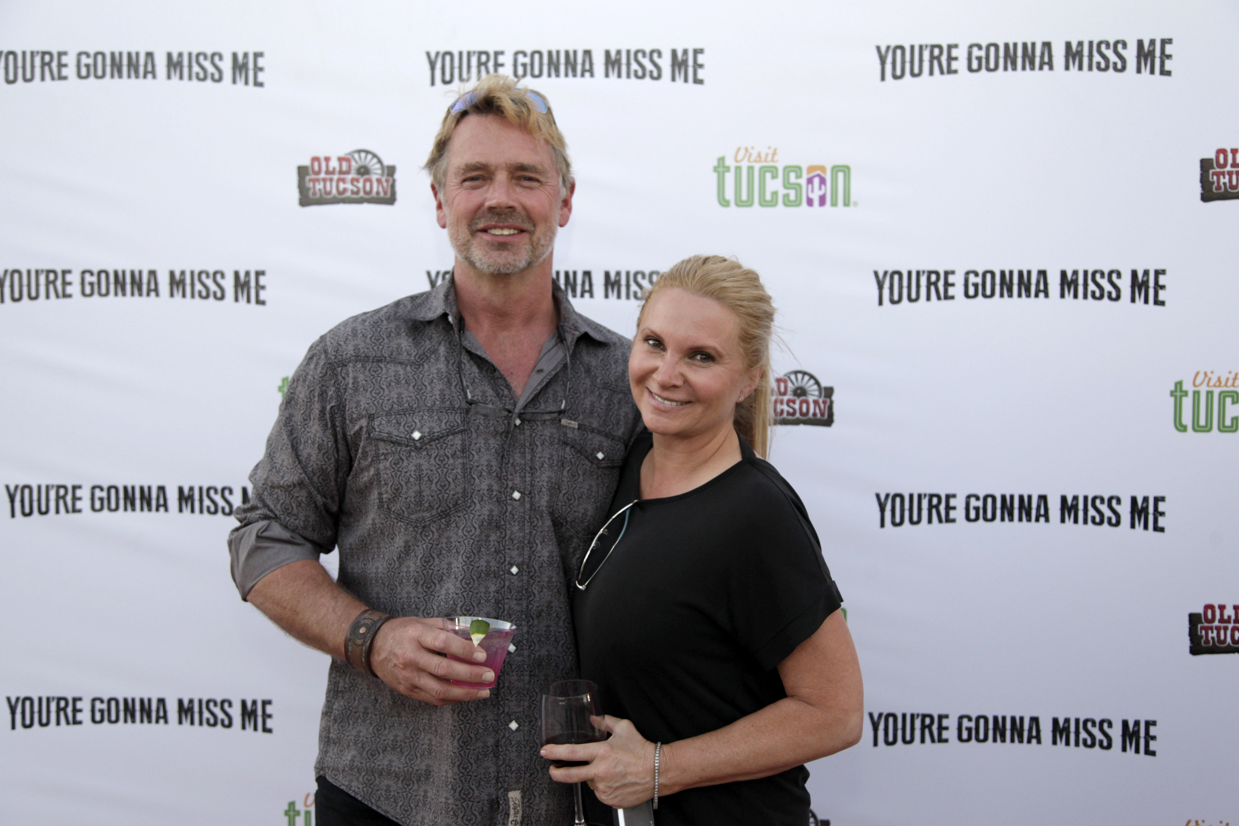 John Schneider et Alicia Allain assistent à la première de "You're Gonna Miss Me", 2017 | Source : Getty Images