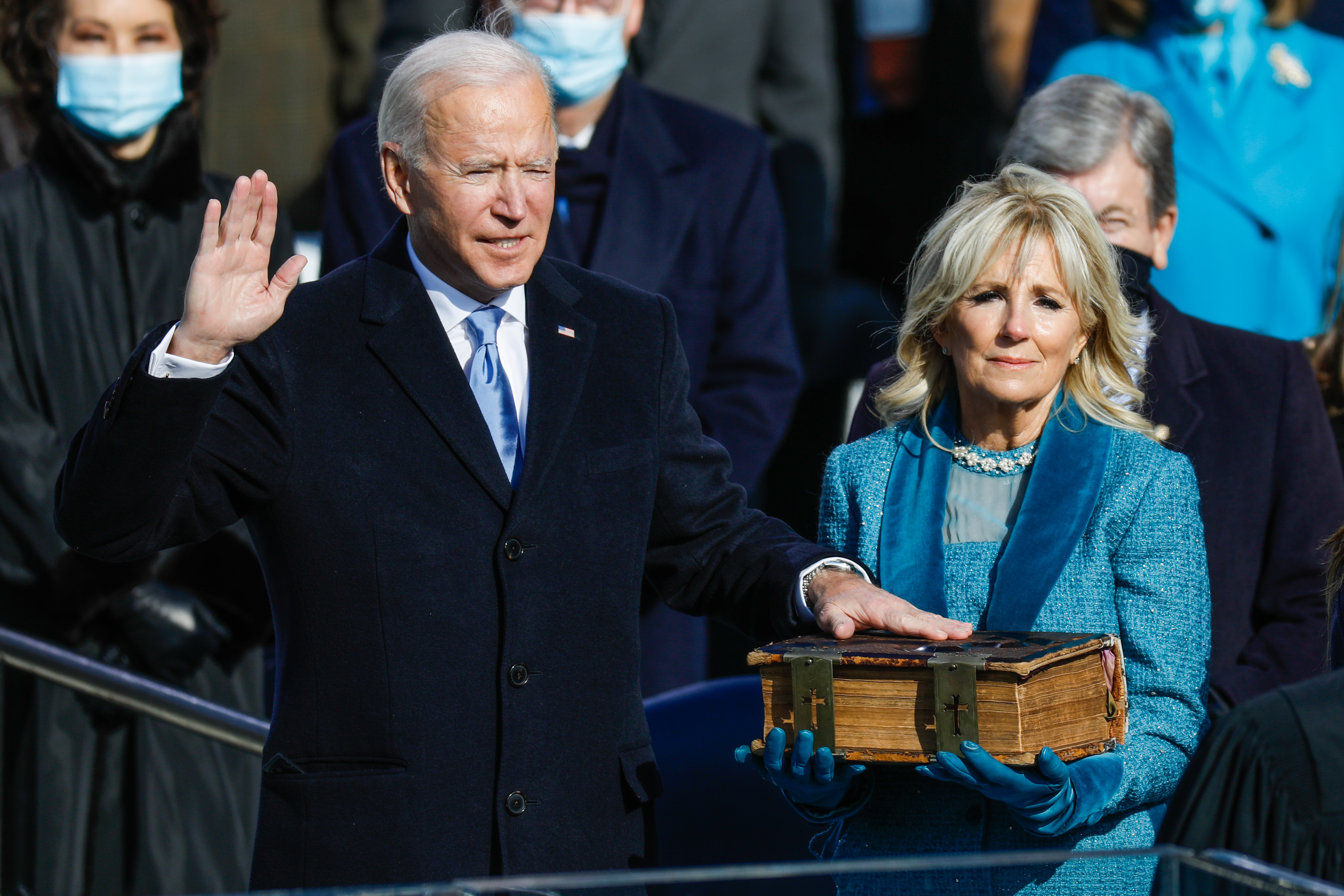 Joe Biden prête serment en tant que 46e président des États-Unis le 20 janvier 2021, avec la première dame Jill Biden à ses côtés | Source : Getty Images