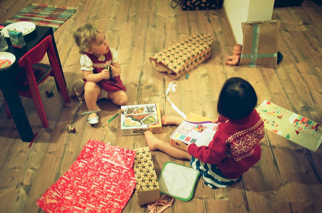 Des enfants ouvrent des cadeaux | Source : Shutterstock