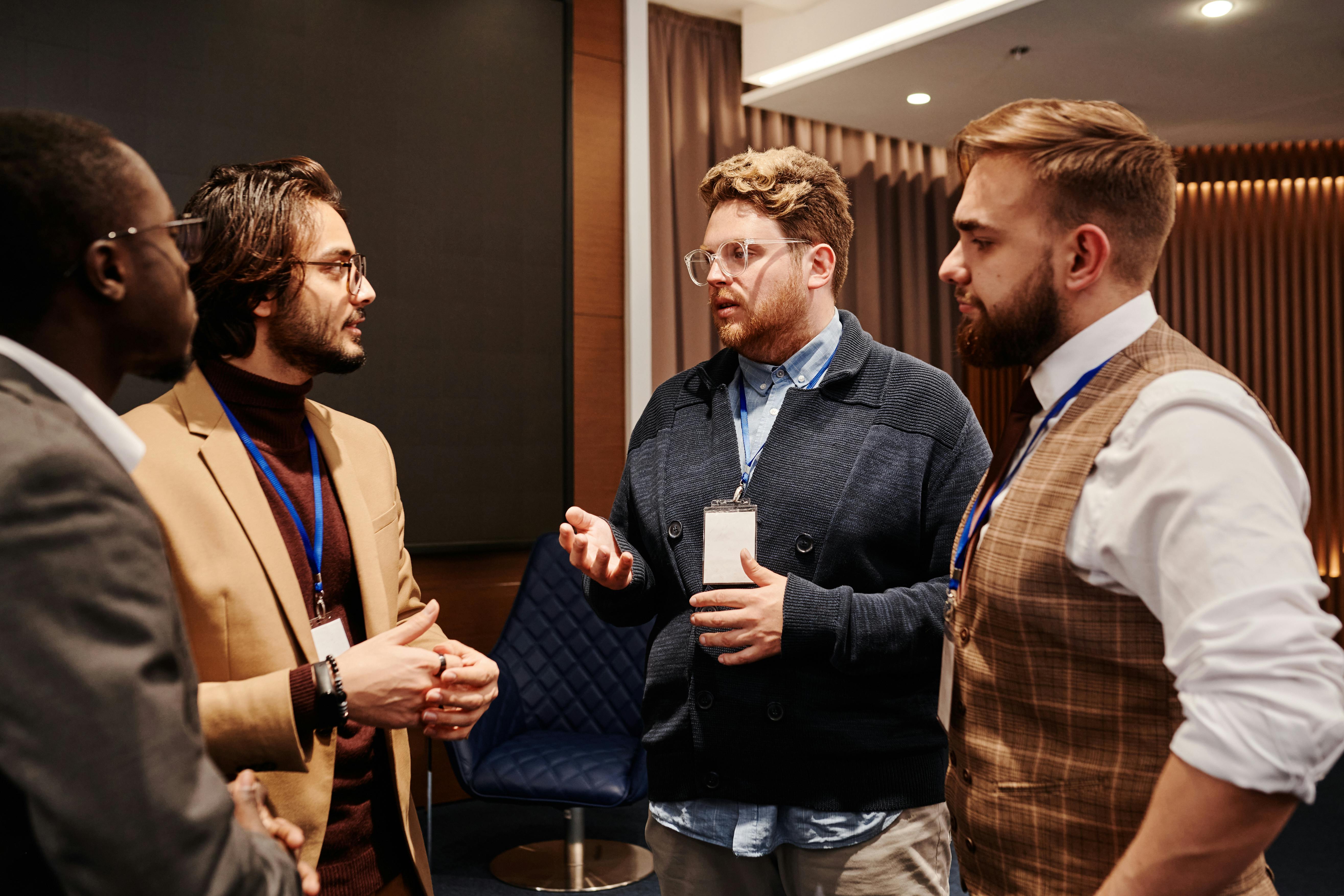 Un groupe d'hommes en train de discuter | Source : Pexels